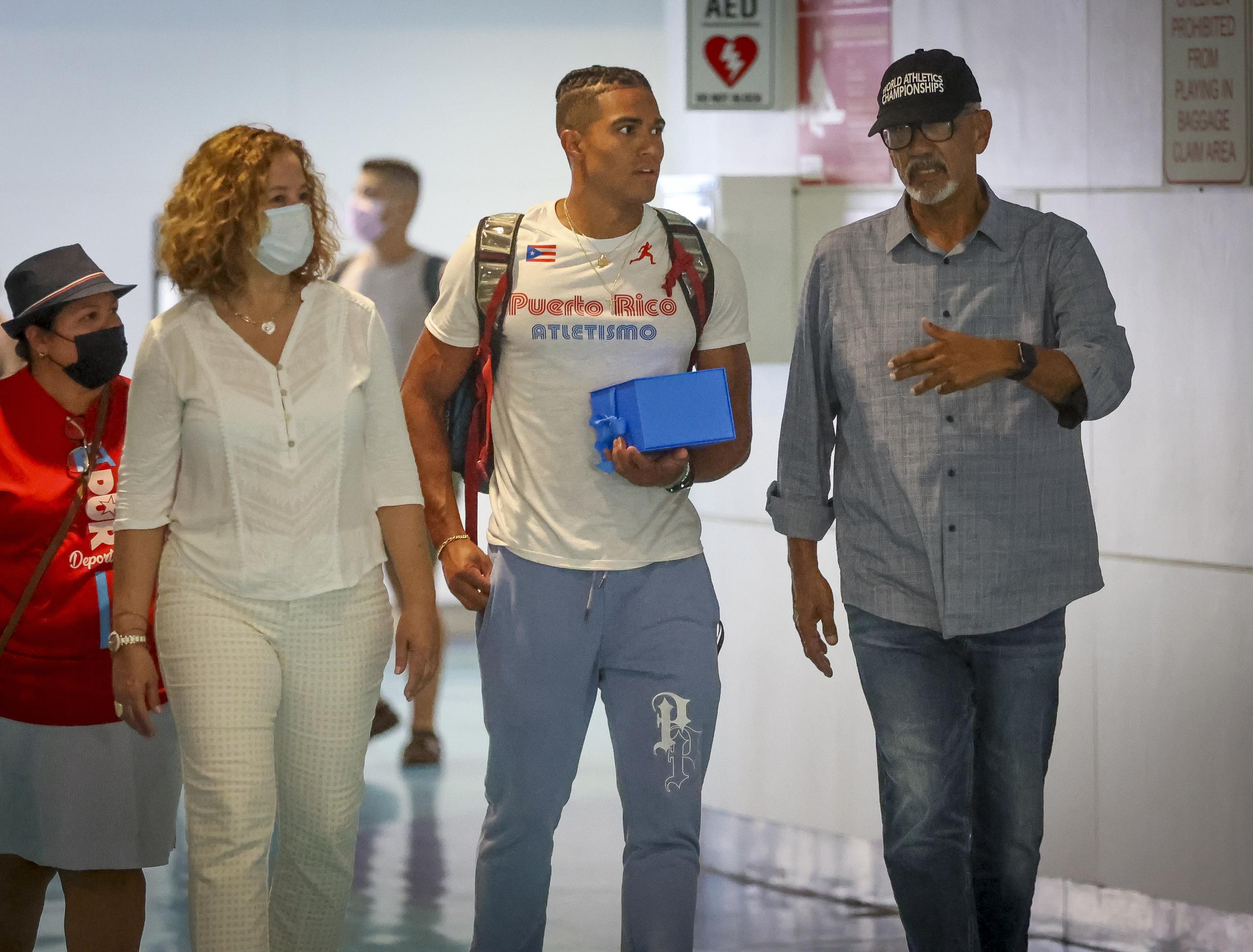 Ayden Owens Delerme fue recibido por Sara Rosario, presidenta del Comité Olímpico de Puerto Rico, y Luis Dieppa, presidente de la Federación de Atletismo.