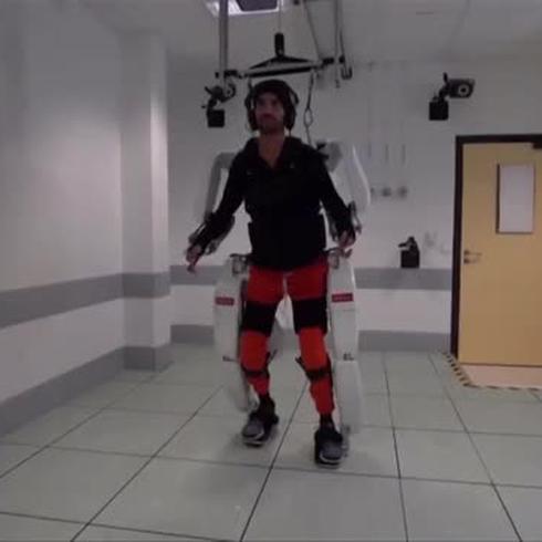 Hombre tetrapléjico vuelve a caminar gracias a un robot