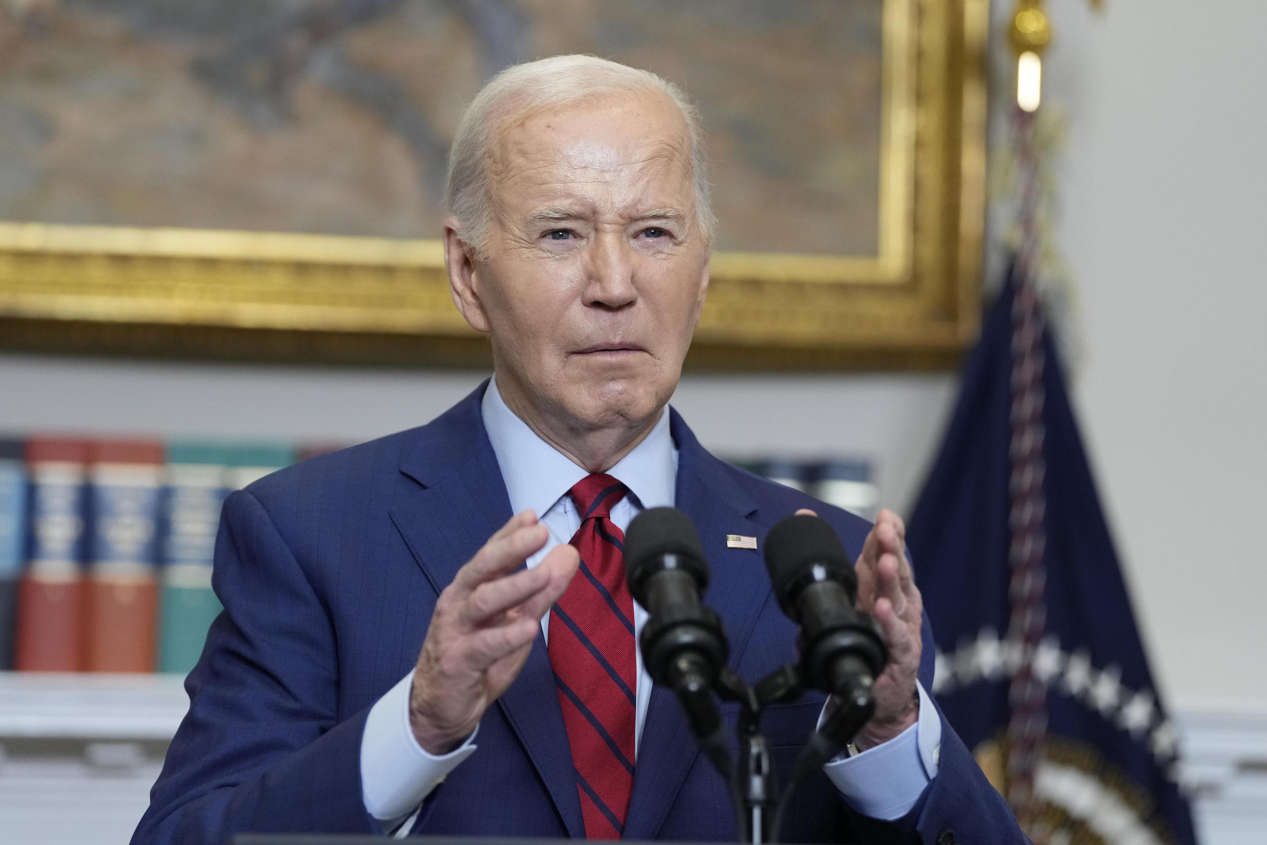 El presidente estadounidense, Joe Biden, haciendo declaraciones en la Sala Roosevelt de la Casa Blanca en Washington sobre los disturbios propalestinos en varias universidades de Estados Unidos. (EFE/Chris Kleponis)