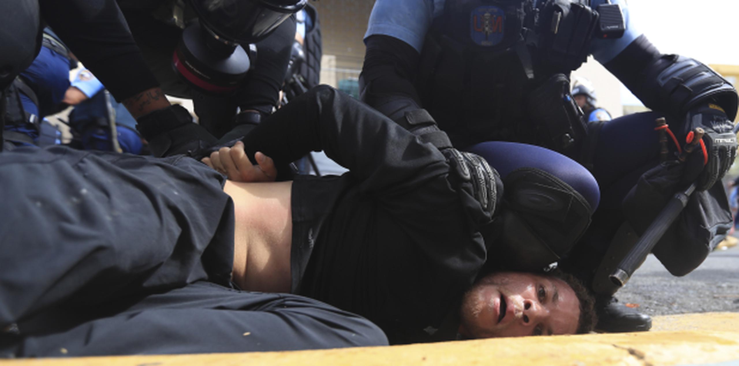 En la foto, la policía arrestó un estudiante en la urbanización Santa Rita. (teresa.canino@gfrmedia.com / teresa canino)