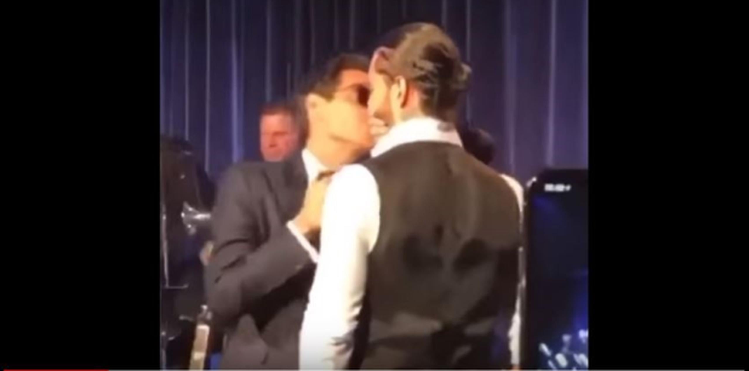 El polémico momento se dio cuando Marc Anthony puso su mano en la boca de Maluma, se acercó y lo besó, fue una "simulación de beso en la boca". (Captura)