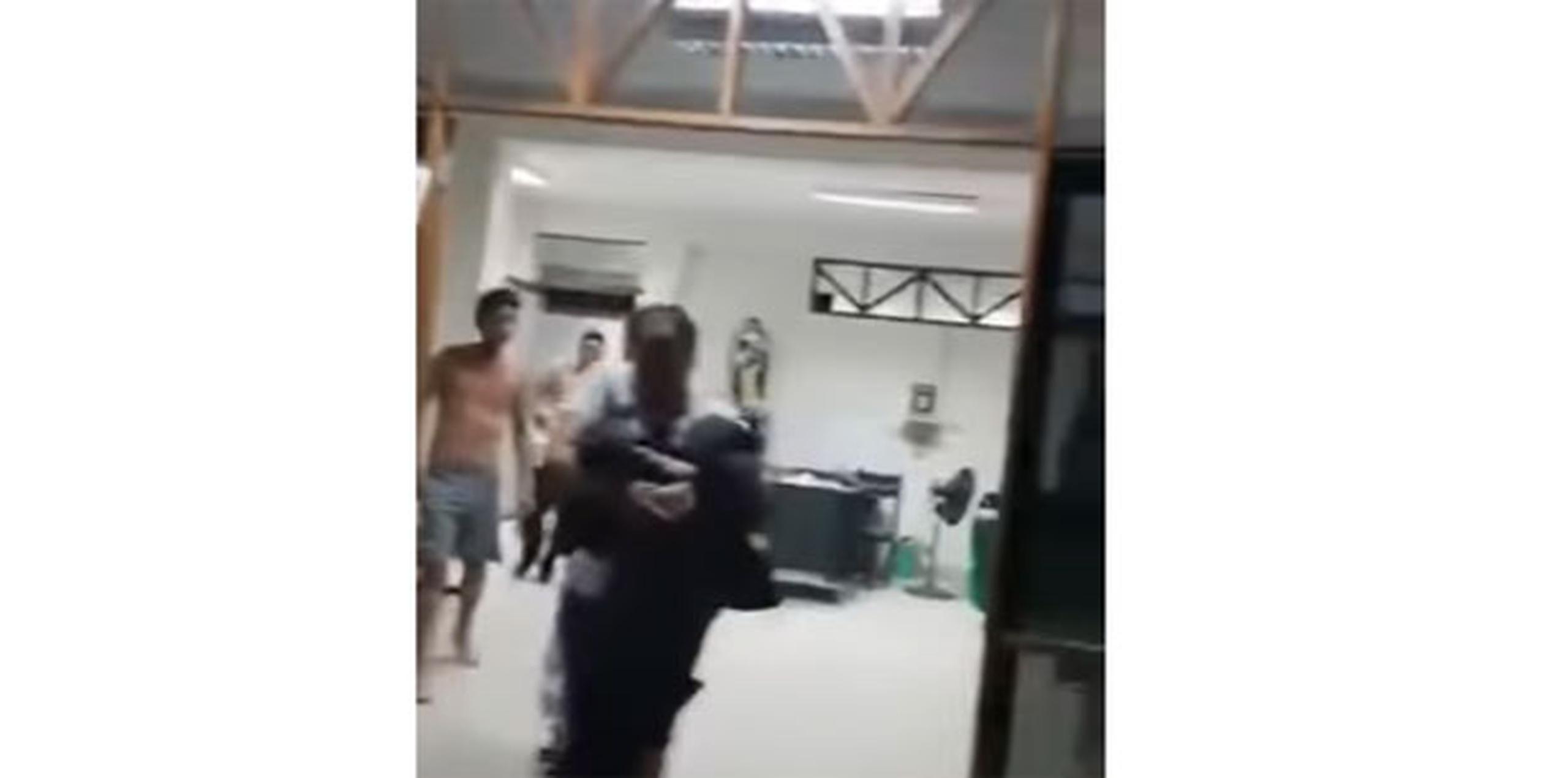 En medio de la desesperación, el agente que graba la imágenes le pide a sus colegas que agarren a los detenidos. (captura)