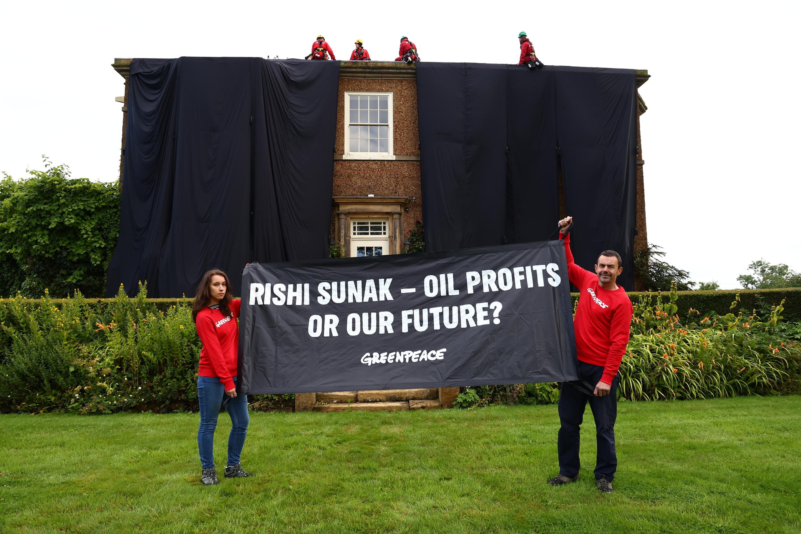 Los manifestantes realizaron una protesta de cinco horas durante la que desplegaron una pancarta que leía "Rushi Sunak ¿ganancias de las  petroleras o nuestro futuro"