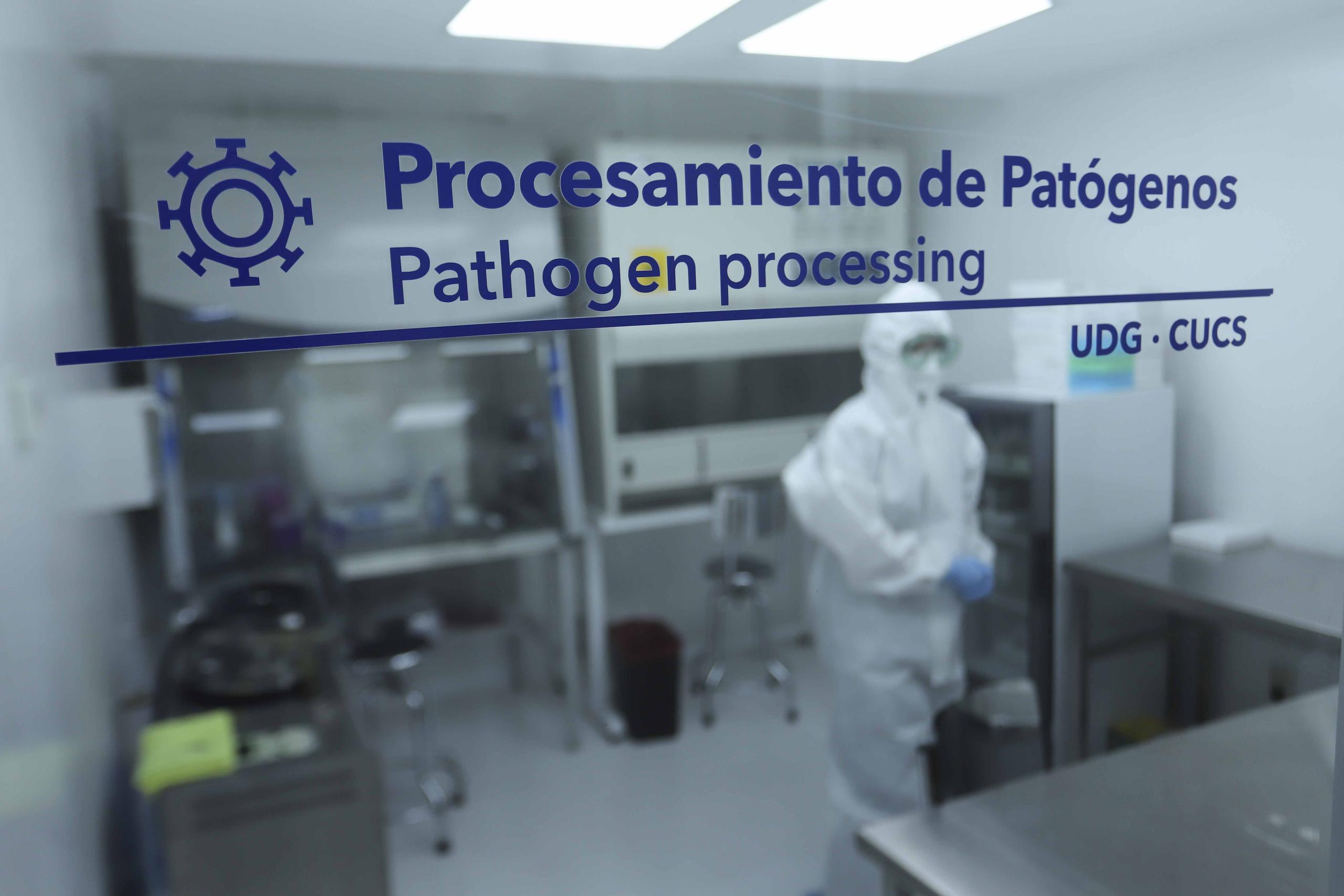 Científicos del laboratorio de la Universidad de Guadalajara especializado en COVID-19, informaron de sobre la del SARS-CoV-2 en las muestras de cuatro personas.