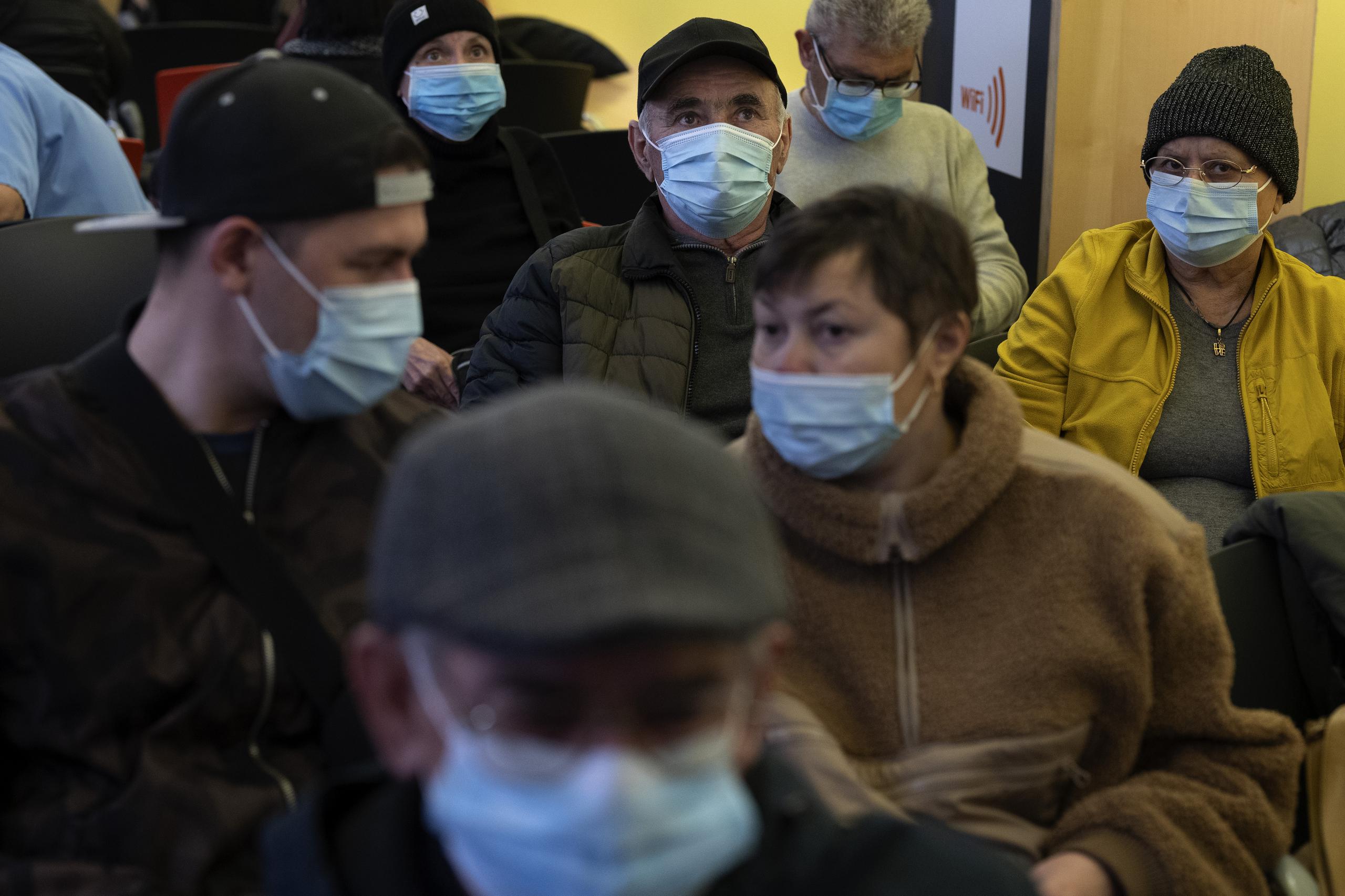 Algunos países han recomendado retomar el uso de mascarillas en oficinas médicas, farmacias y otros espacios cerrados.
