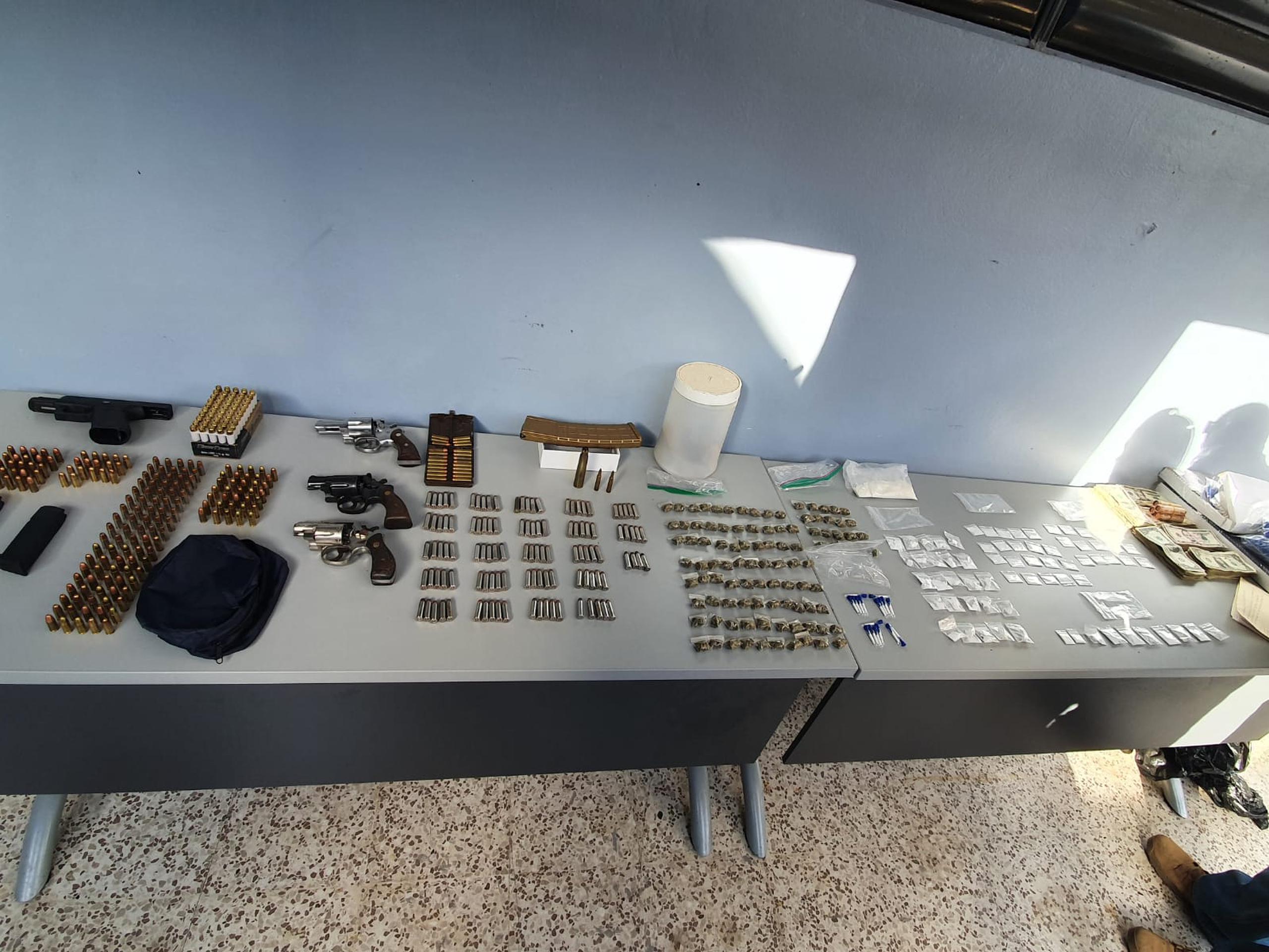 Varias divisiones del Negociado de Drogas, Narcóticos, Control del Vicio y Armas Ilegales y policías municipales diligenciaron varias órdenes de allanamiento en el barrio Santa Rosa III, en Guaynabo.