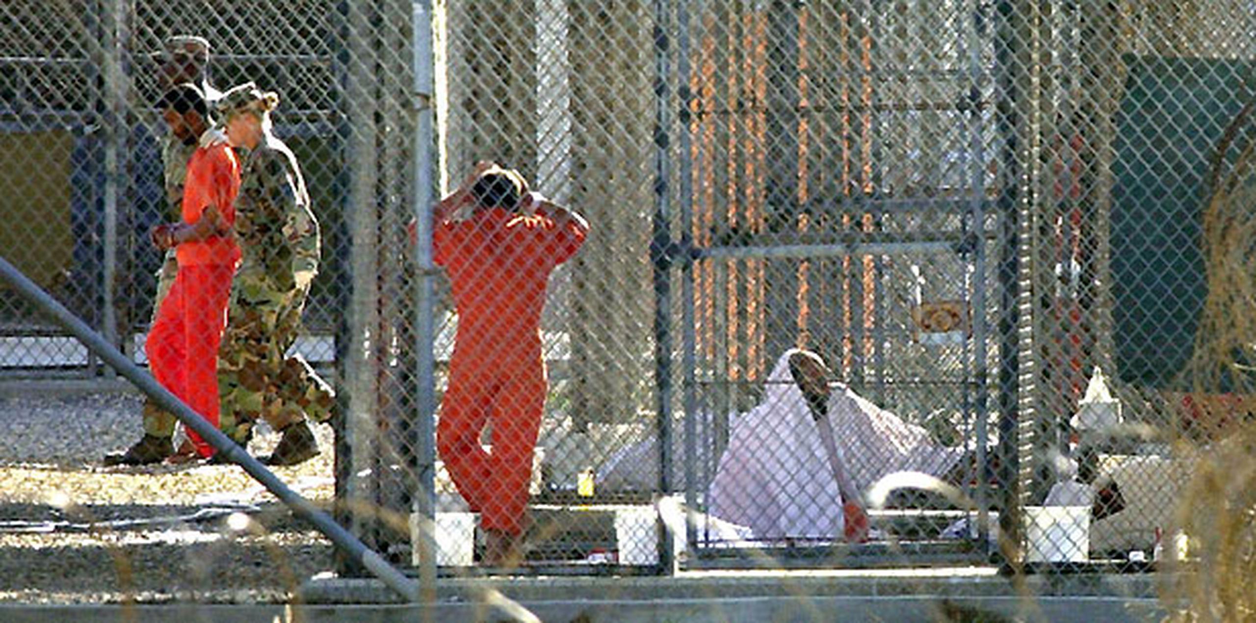 La huelga de hambre que secundan desde hace 93 días un centenar de esos presos ha disparado las alertas sobre las condiciones en Guantánamo y también la urgencia sobre su cierre. (AP / Thomas van Houtryve)
