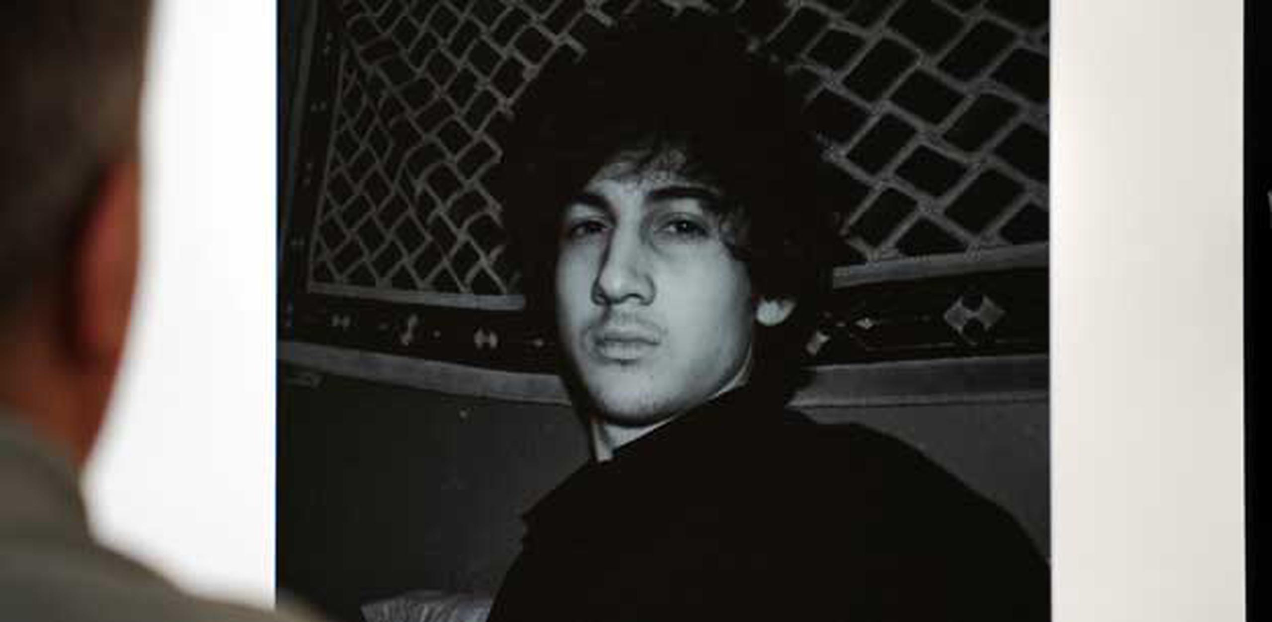Una nueva foto de Dzhokhar A. Tsarnaev, el jovesn sospechoso por el atentado en Boston que permanece prófugo, fue revelada. (AFP)