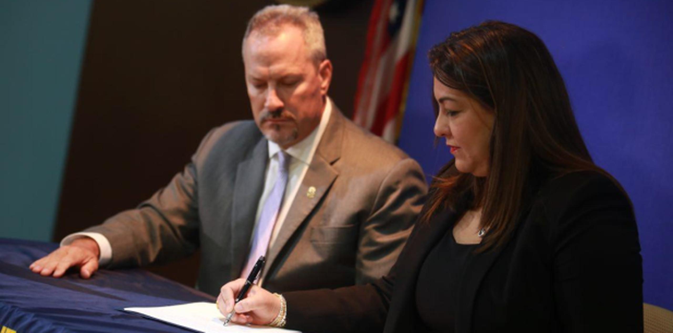 El director de DEA, Matthew G. Donahue y la administradora de la ASSMCA, Suzanne Roig Fuertes, firmaron el acuerdo.
(suministrada)