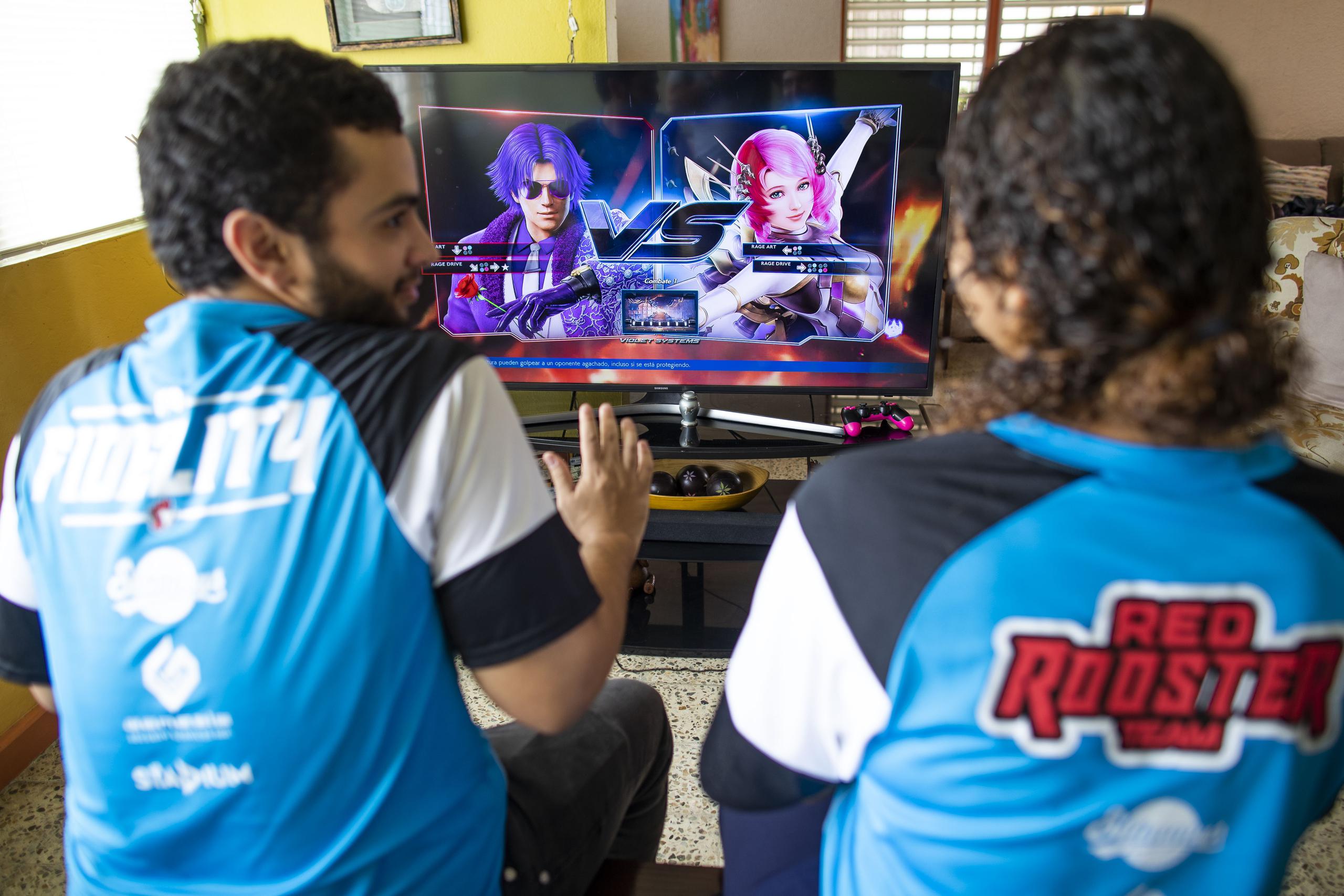 El equipo de ESports Red Rooster transmite las competencias a través de las redes sociales.