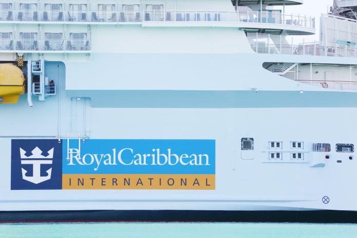 El crucero Royal Caribbean International está atracado junto a otros buques en el Puerto de  Miami, cuando el mundo sufre la pandemia de coronavirus.