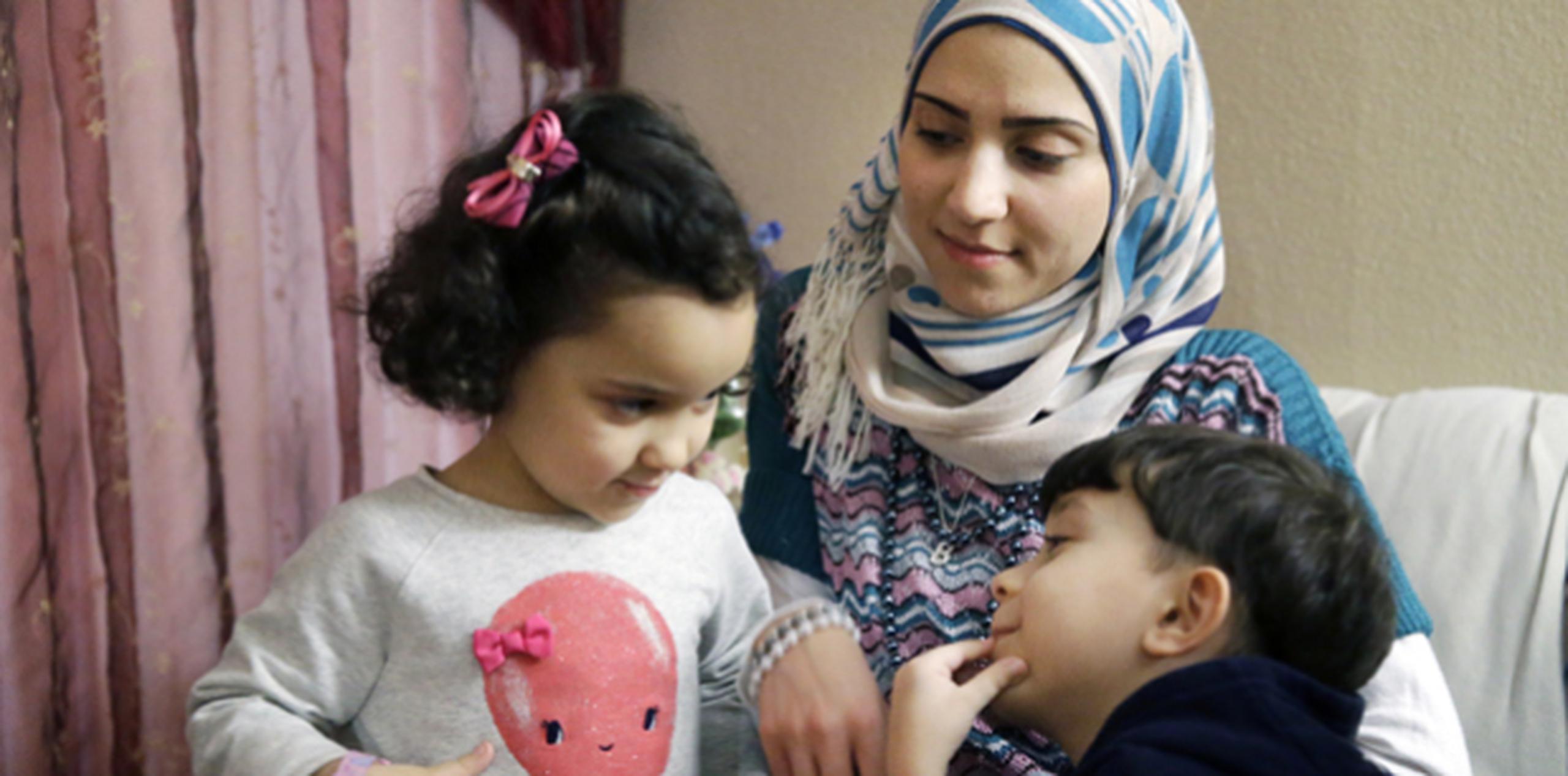 Maryam al Jaddou observa a sus hijos gemelos Maria y Hasan jugar mientras están en su apartamento en Dallas, Texas. El estado intenta bloquear la entrada de más refugiados sirios a sus fronteras. (Archivo)