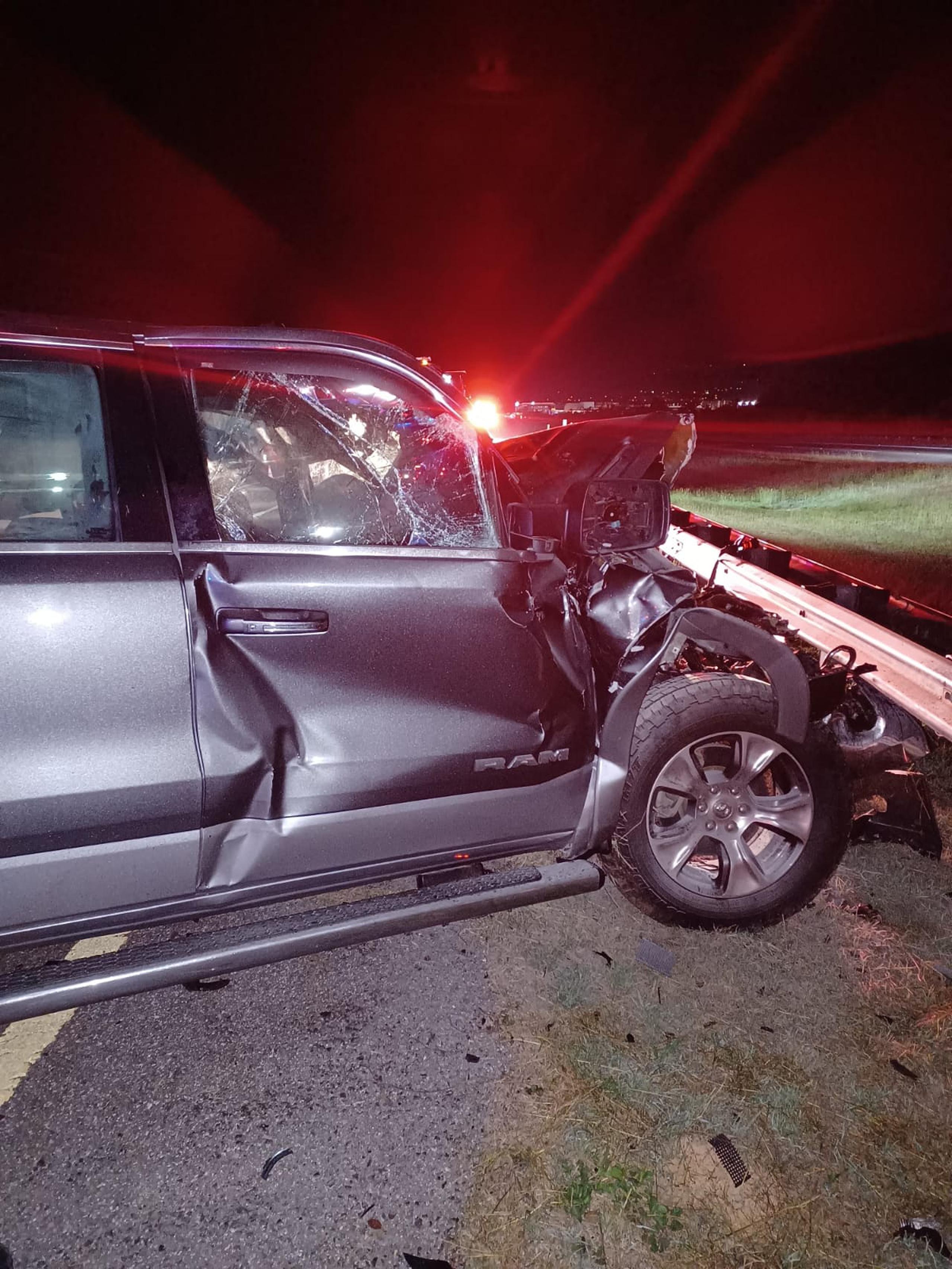 El conductor de una camioneta chocó por la parte posterior un camión en el kilómetro 88.9, de la autopista Luis A. Ferré, en dirección de Santa Isabel a Juana Díaz.