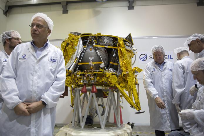 La primera sonda, construida por SpaceIL y la compañía estatal Industrias Aeroespaciales Israelíes, intentó el año pasado una hazaña lograda sólo por Estados Unidos, Rusia y China. Pero momentos antes de posarse sobre la superficie lunar, el aparato se estrelló.