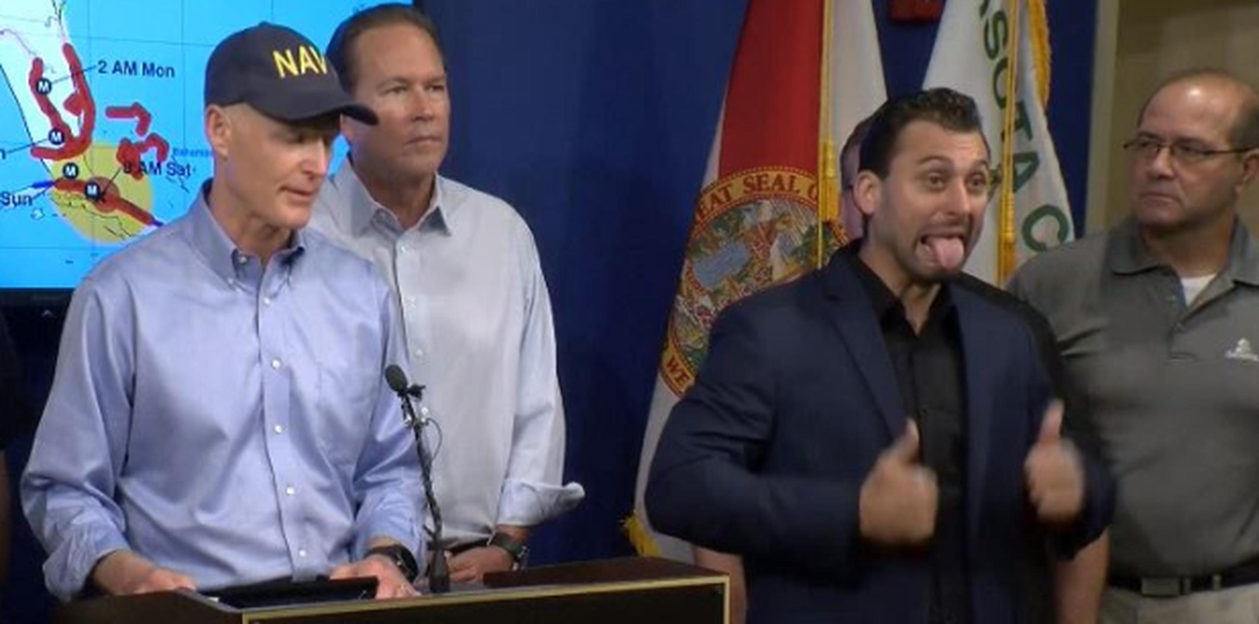 El intérprete estaba junto al gobernador de Florida, Rick Scott. (YouTube)