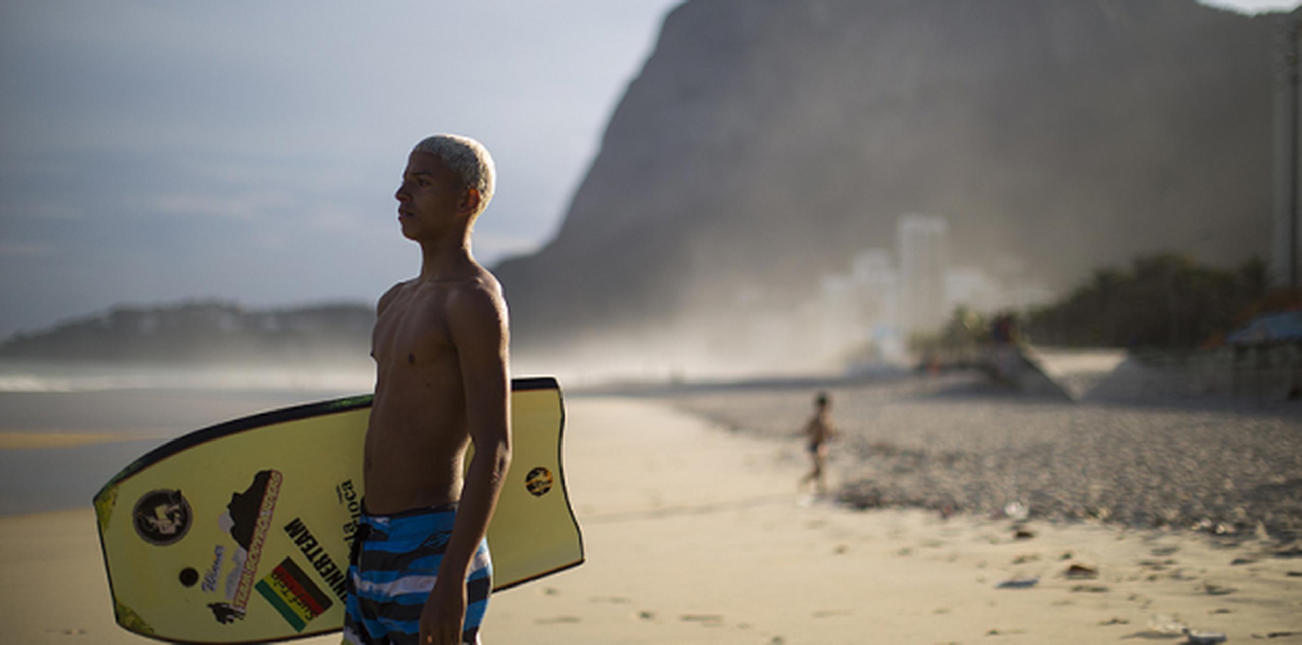 Con todo, labrase una carrera entre las olas sigue siendo un objetivo difícil para muchos surfistas de los barrios humildes. (AP)