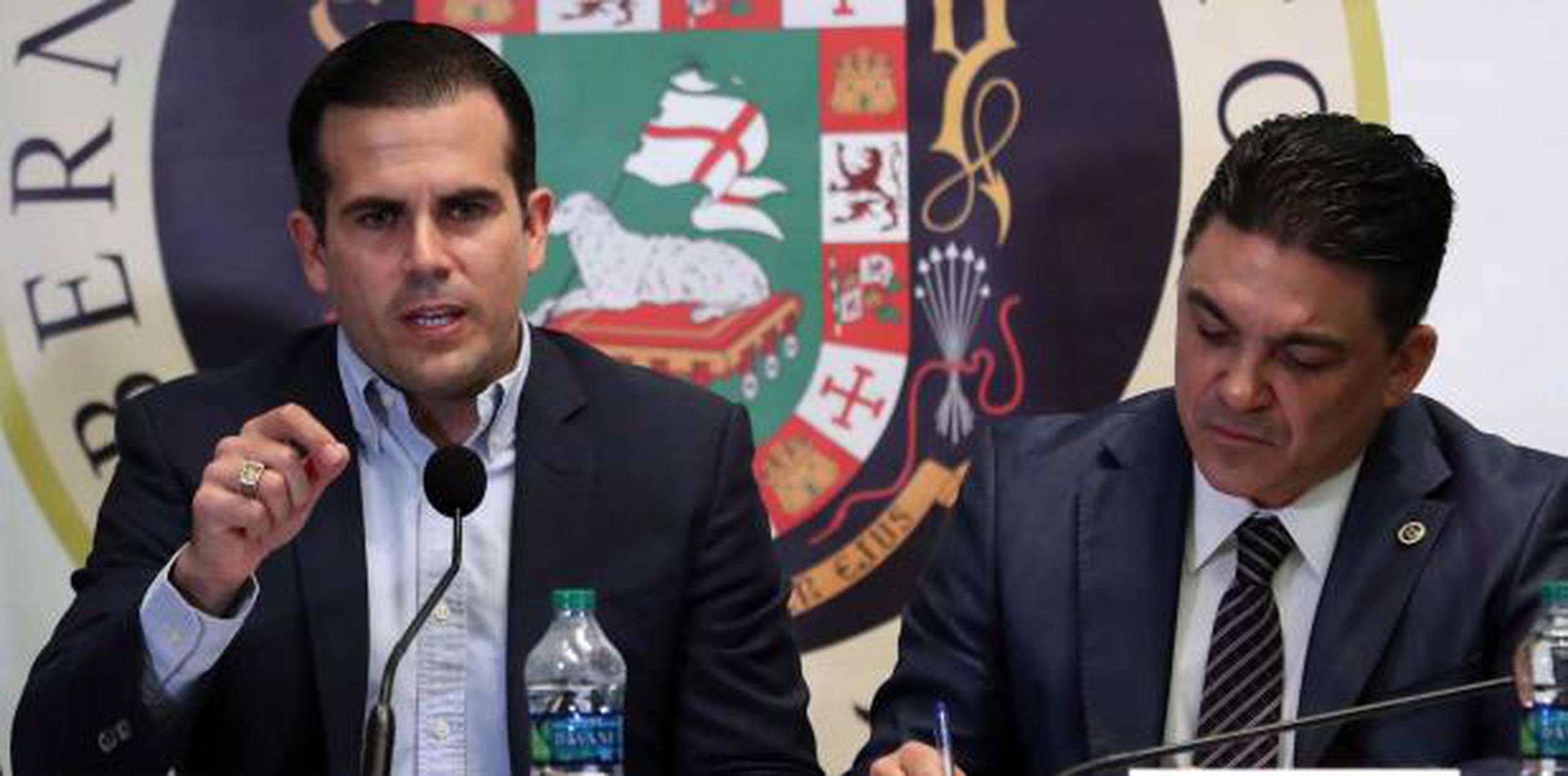 El gobernador junto a Javier Rivera, de la Oficina del Comisionado de Seguros. (Juan Luis Martínez / juan.martinez@gfrmedia.com)