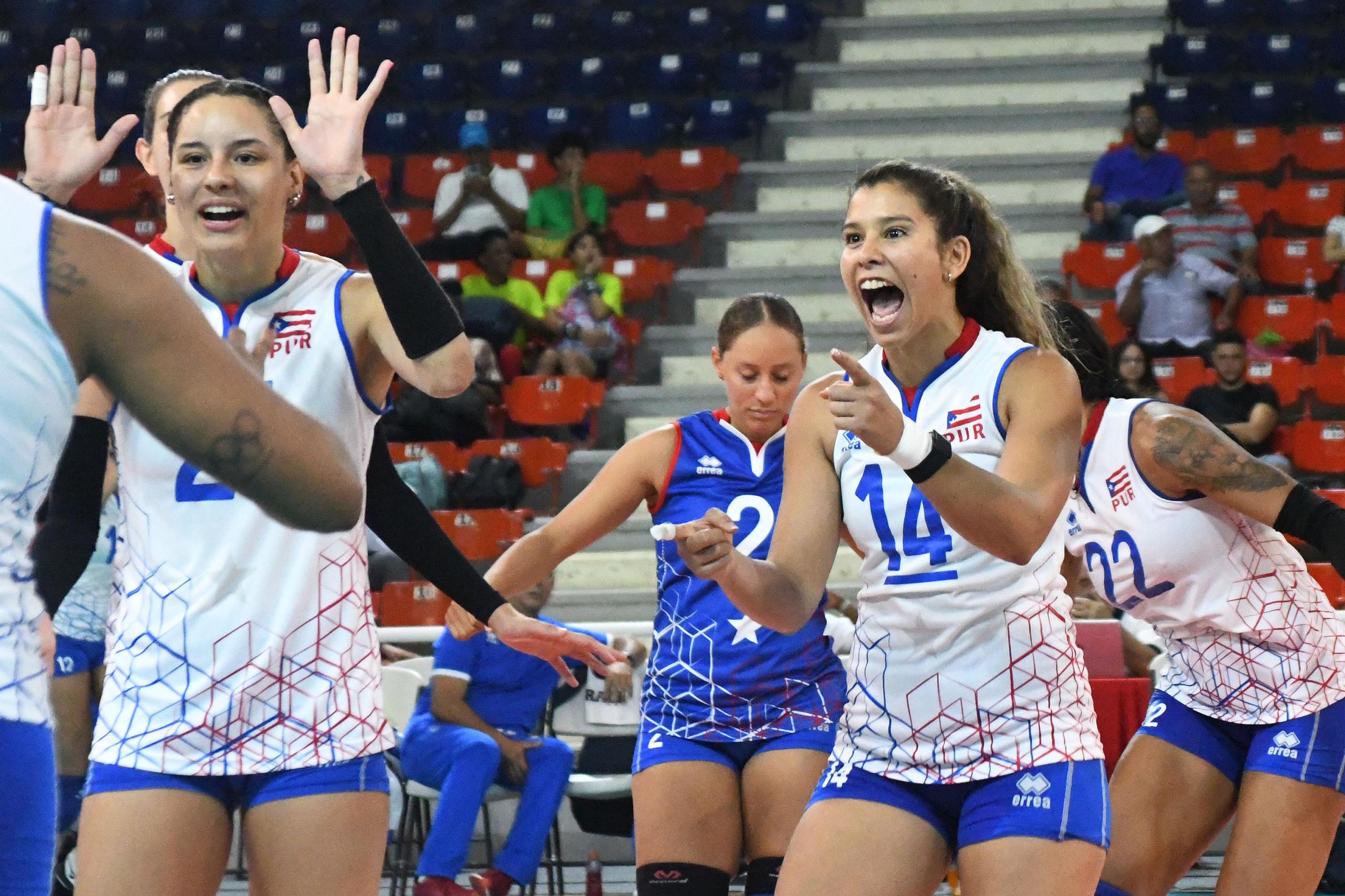 Pilar Victoriá y Natalia Valentín (14) celebran un punto en la victoria sobre Estados Unidos en el Final Six de Norceca.