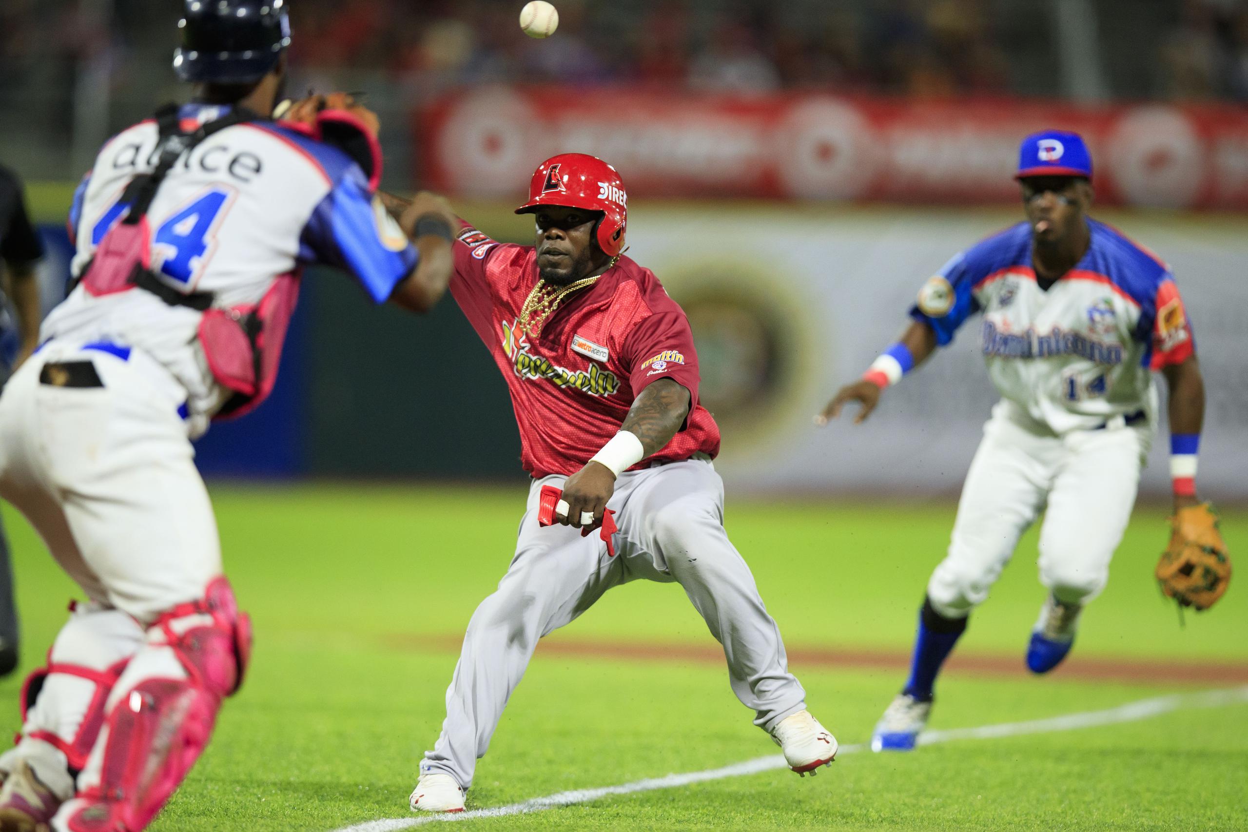 El viernes República Dominicana  y Venezuela disputaban el campeonato de la Serie del Caribe. En la foto, Adonis García de Venezuela  es atrapado entre primera y segunda base.