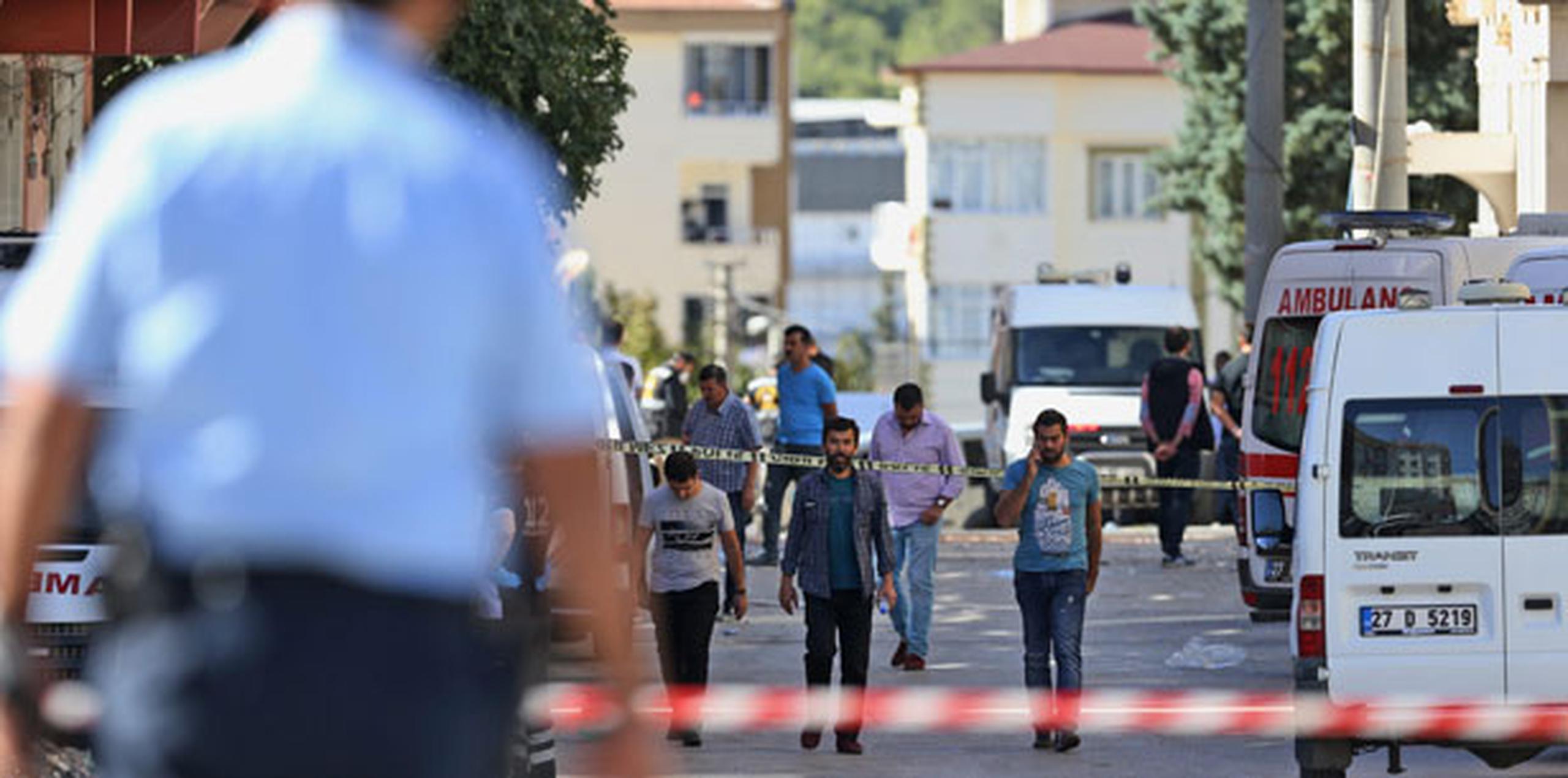 En otra explosión, un presunto miembro de una célula de atacantes suicidas del grupo EI en la ciudad de Gaziantep detonó la carga explosiva en un distrito ubicado a 20 kilómetros (12 millas) de la ciudad. (EFE)