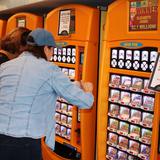 Mujer compra juegos de lotería tras la cancelación de su vuelo y se pega con un millón de dólares en Florida
