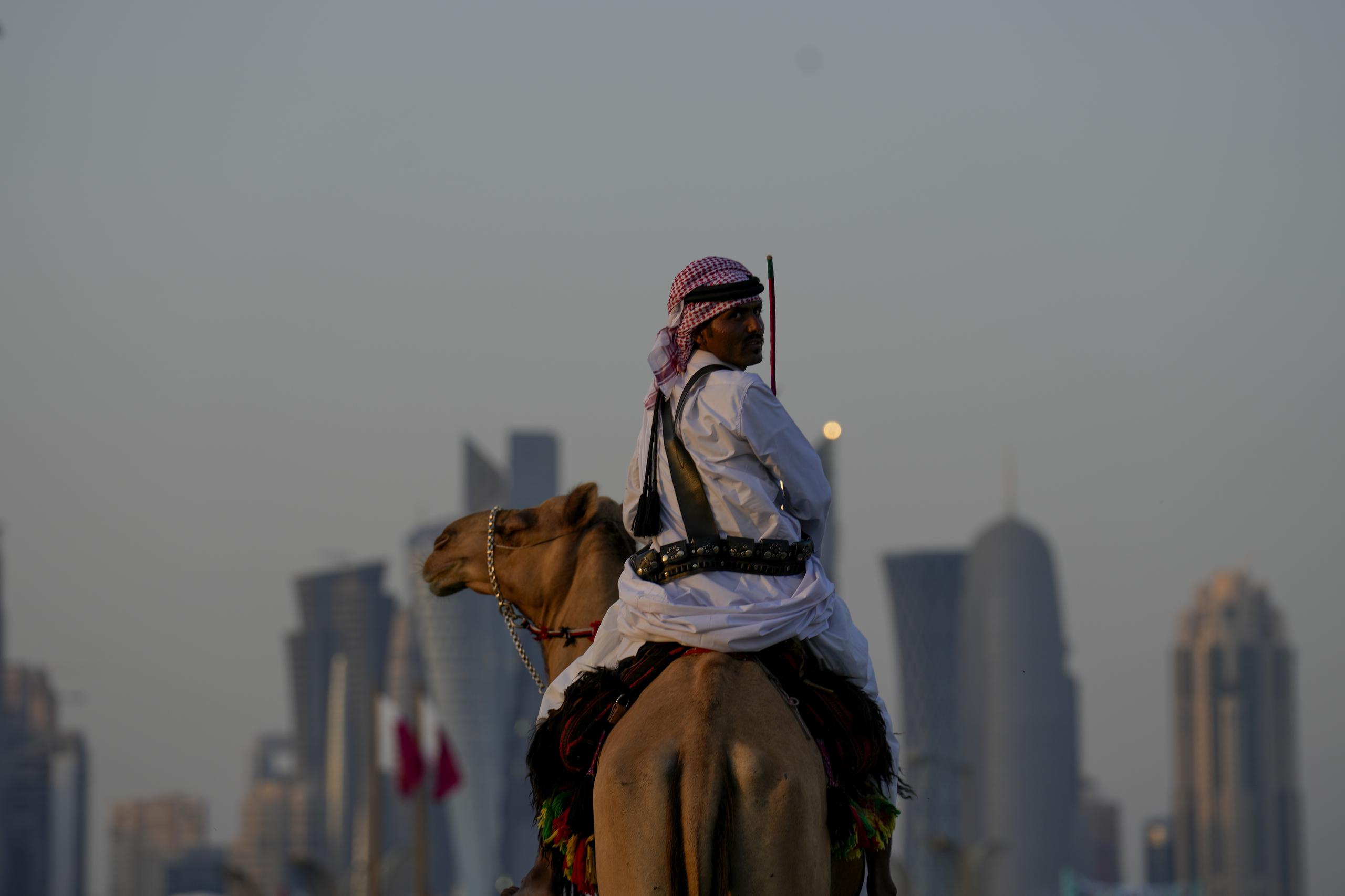 Un guardia monta su camello en las afueras del Amiri Diwan, las oficinas del emir de Qatar en Doha.