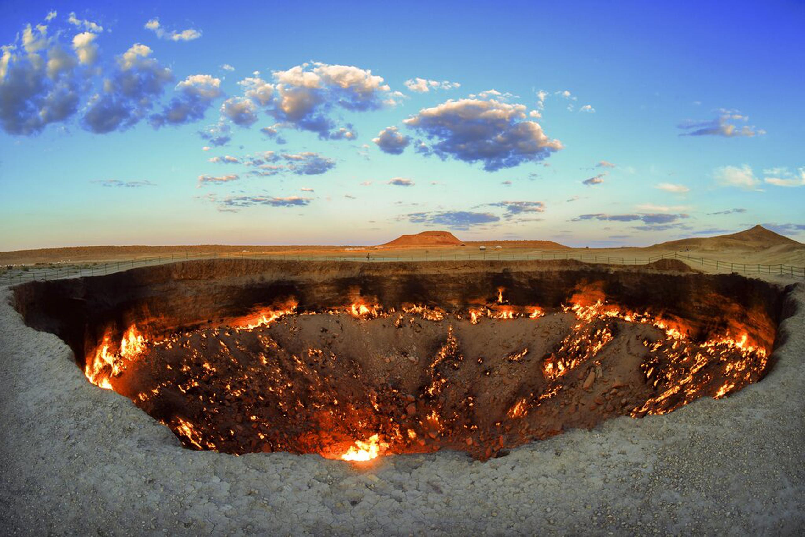 Vista del cráter llamado "Puertas del Infierno" en Darvaza, Turkmenistán.
