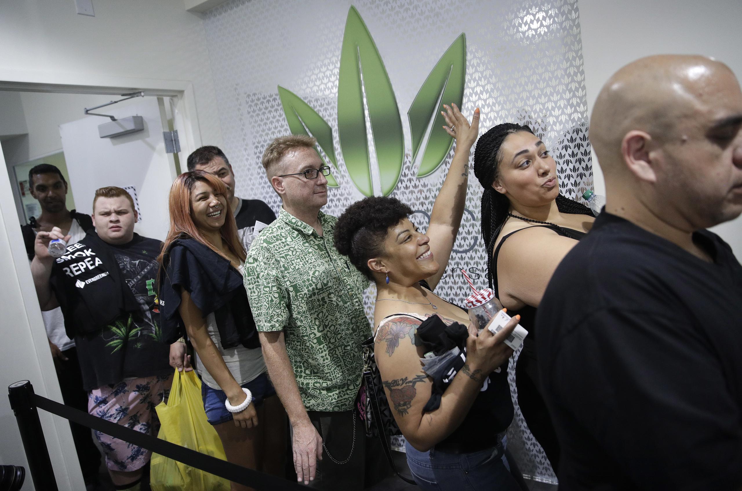 Fila para comprar marihuana en el Essence Cannabis Dispensary hoy, sábado, en Las Vegas, Nevada. (AP / John Locher)