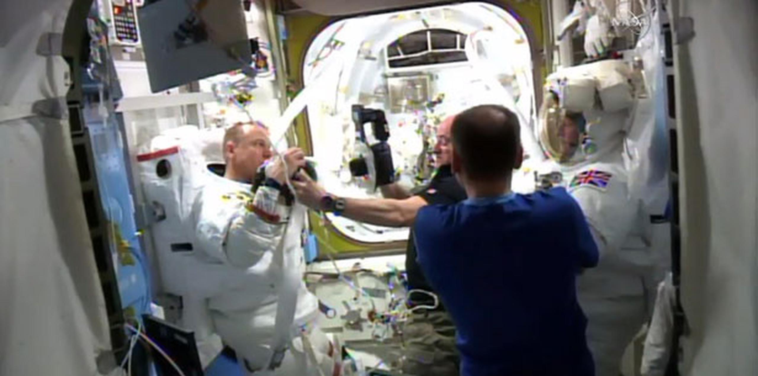 El astronauta estadounidense Timothy Kopra dijo que había agua en su casco. (NASA via AP)
