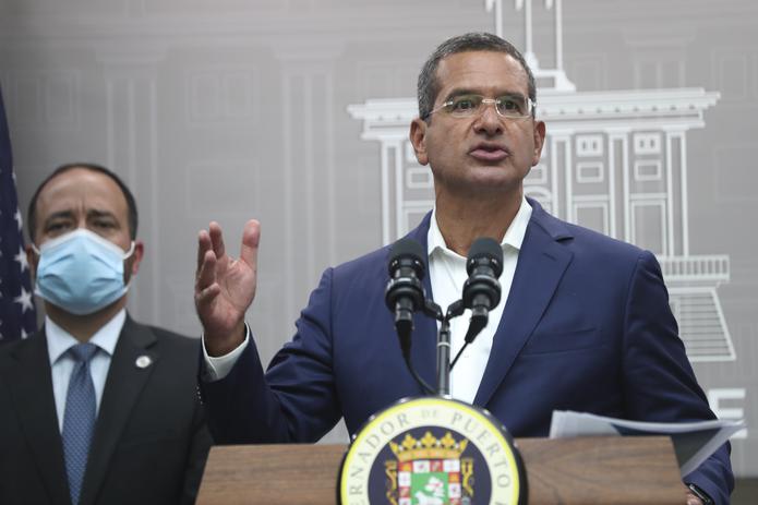 El gobernador Pedro Pierluisi junto al secretario de Estado, Omar Marrero, en una conferencia de prensa, en San Juan.