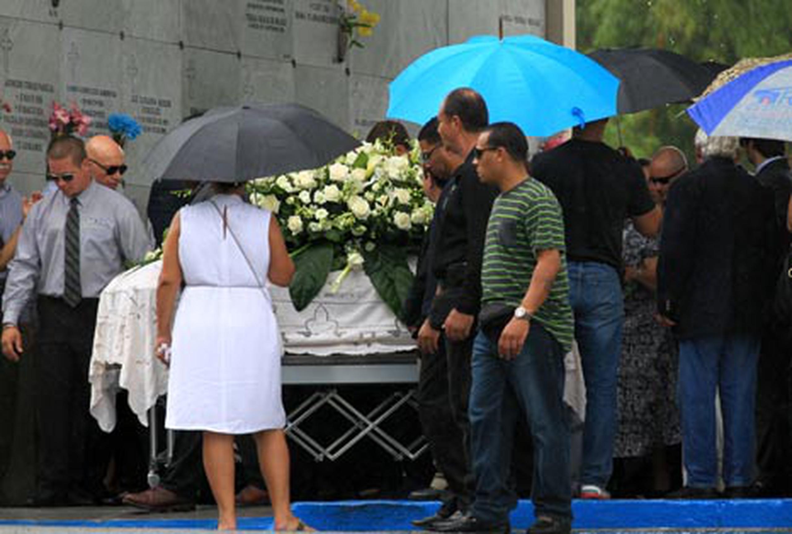 Los restos de Carmen Paredes fueron llevados esta tarde al cementerio privado La Piedad, en Cupey. (angel.rivera@gfrmedia.com)