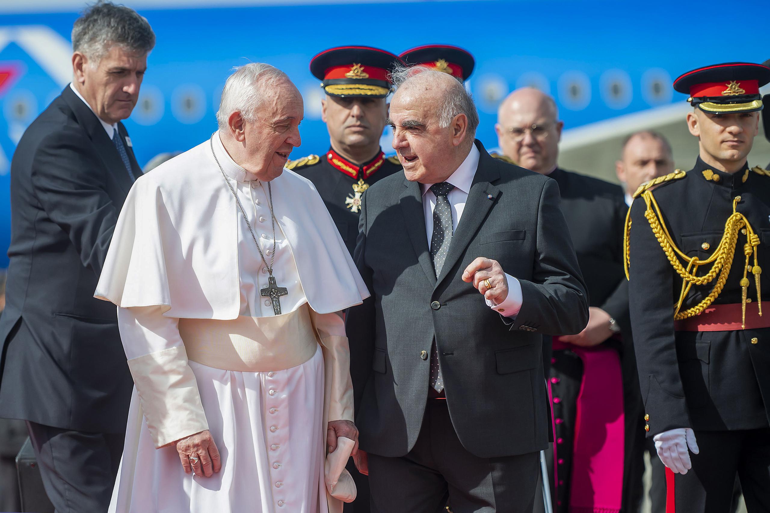 El papa Francisco fue recibido por el presidente de Malta, George William Vella, a su llegada de visita a la isla mediterránea.