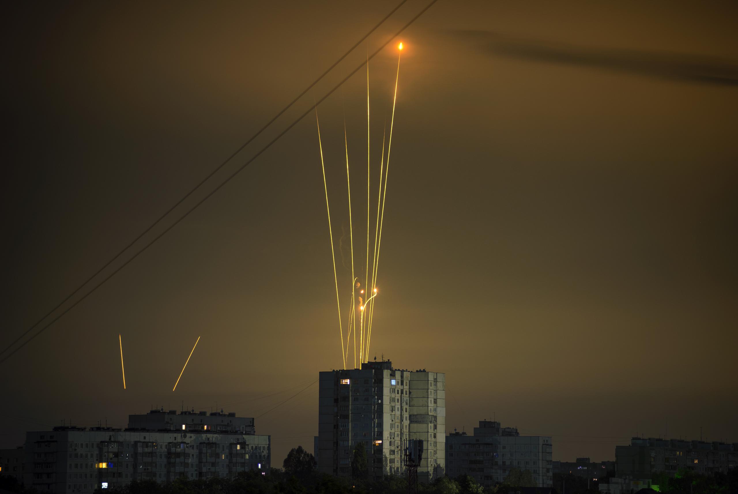 Cohetes rusos zurcaron el cielo en un ataque de madrugada sobre la ciudad ucraniana de Kharkiv.