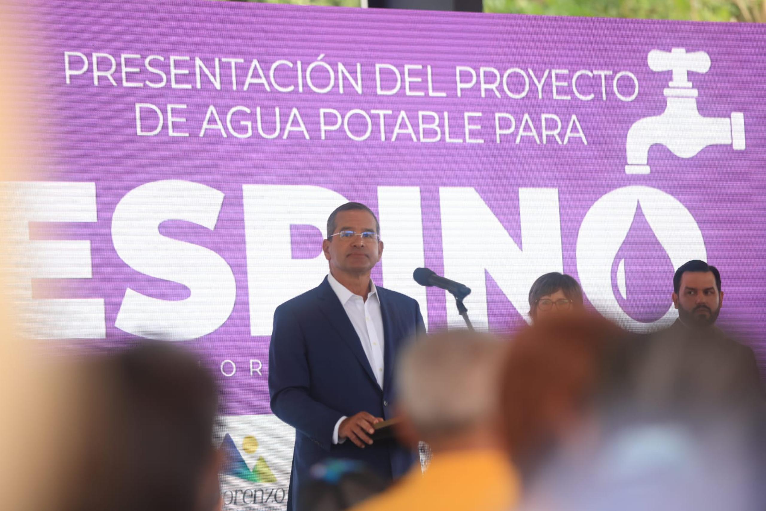 El gobernador de Puerto Rico, Pedro R. Pierluisi, hace el anuncio del acuerdo de $85 millones entre el Departamento de la Vivienda y la Autoridad de Acueductos y Alcantarillados (AAA) que garantizará el acceso sostenido de agua potable a los residentes del barrio Espino en San Lorenzo.