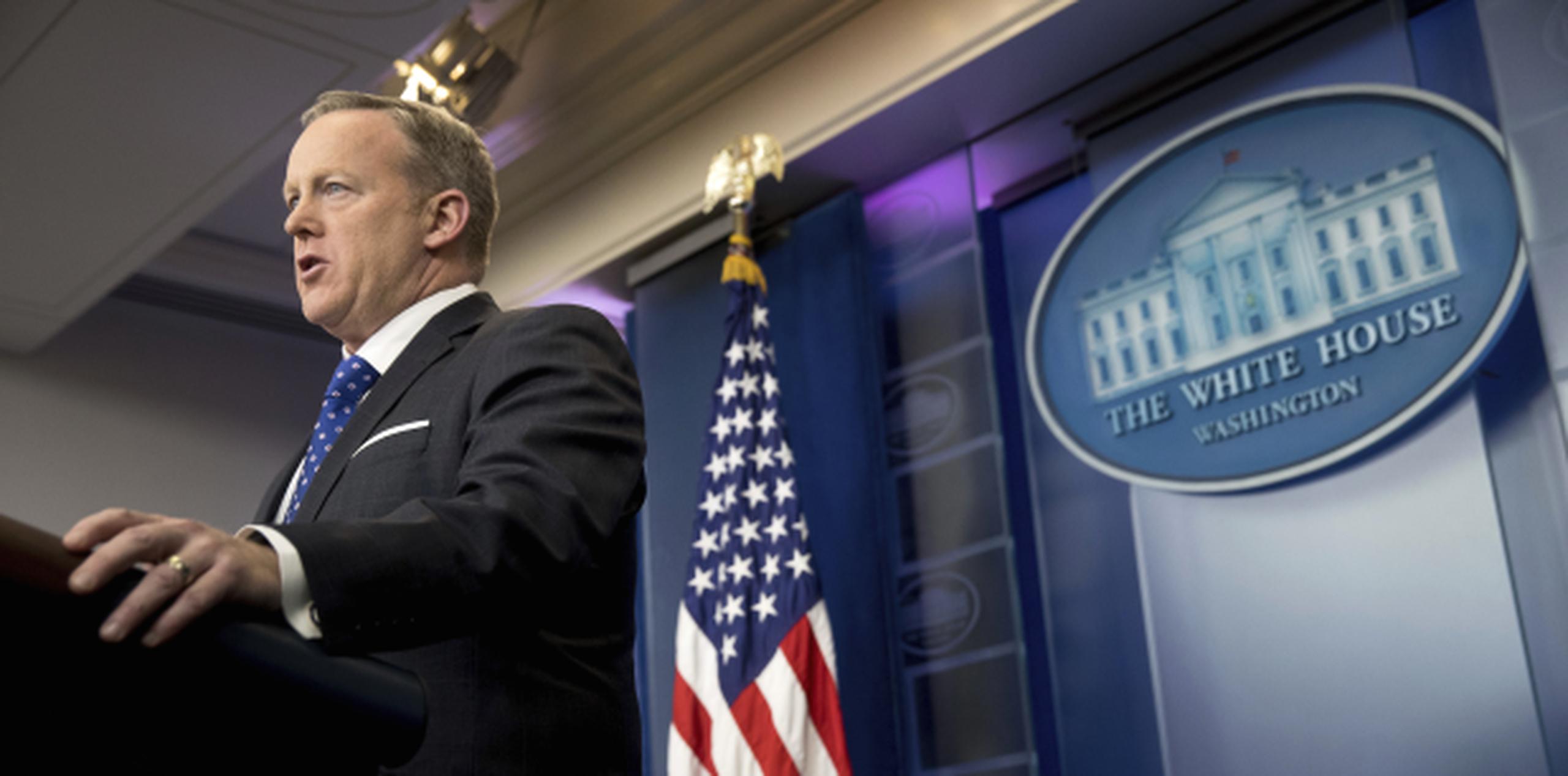 Los medios vetados no pudieron acceder a la sesión informativa con el secretario de prensa de la Casa Blanca, Sean Spicer.  (AP/Andrew Harnik)
