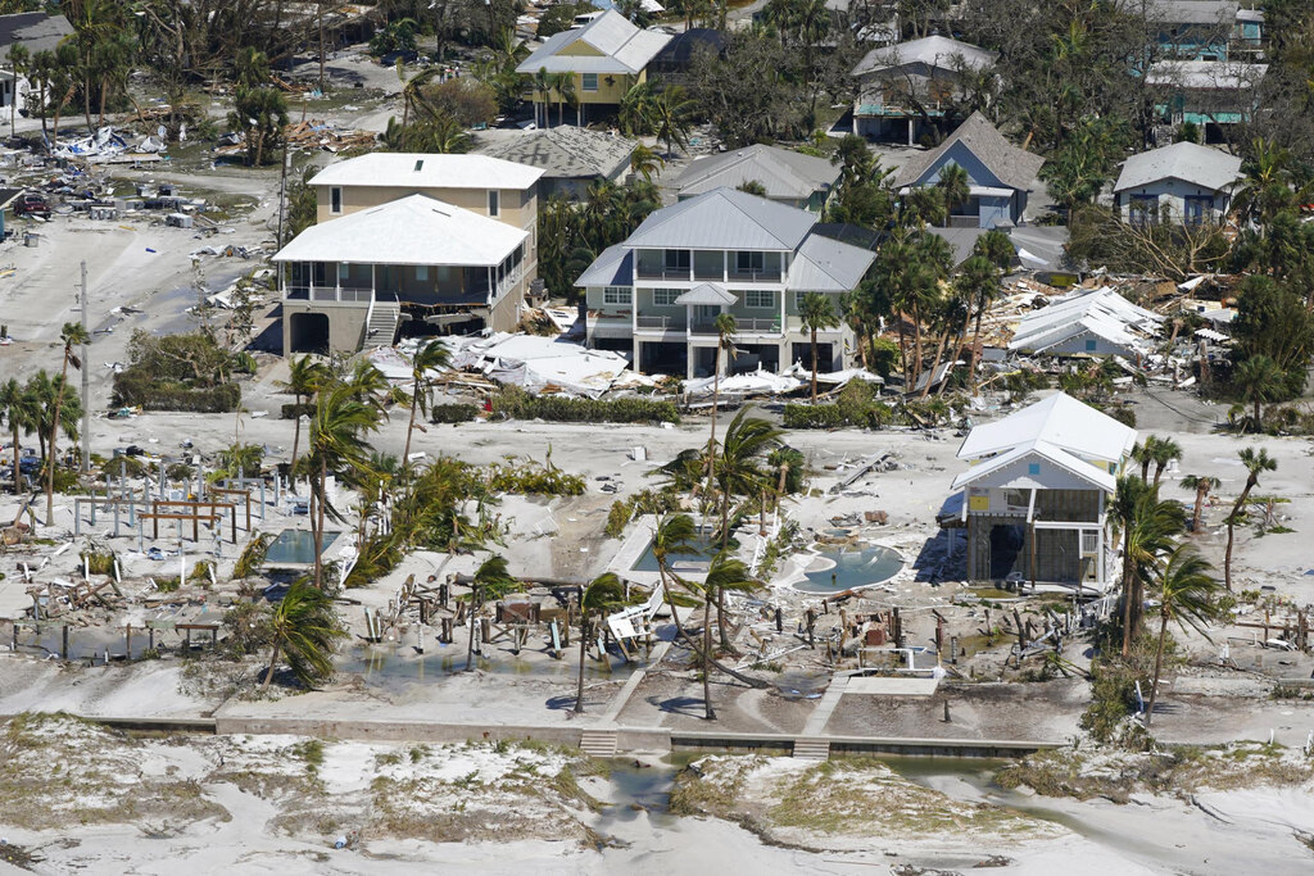 Casas dañadas y desaparecidas tras el paso del huracán Ian, el 29 de septiembre de 2022, en Fort Myers Beach, Florida.
