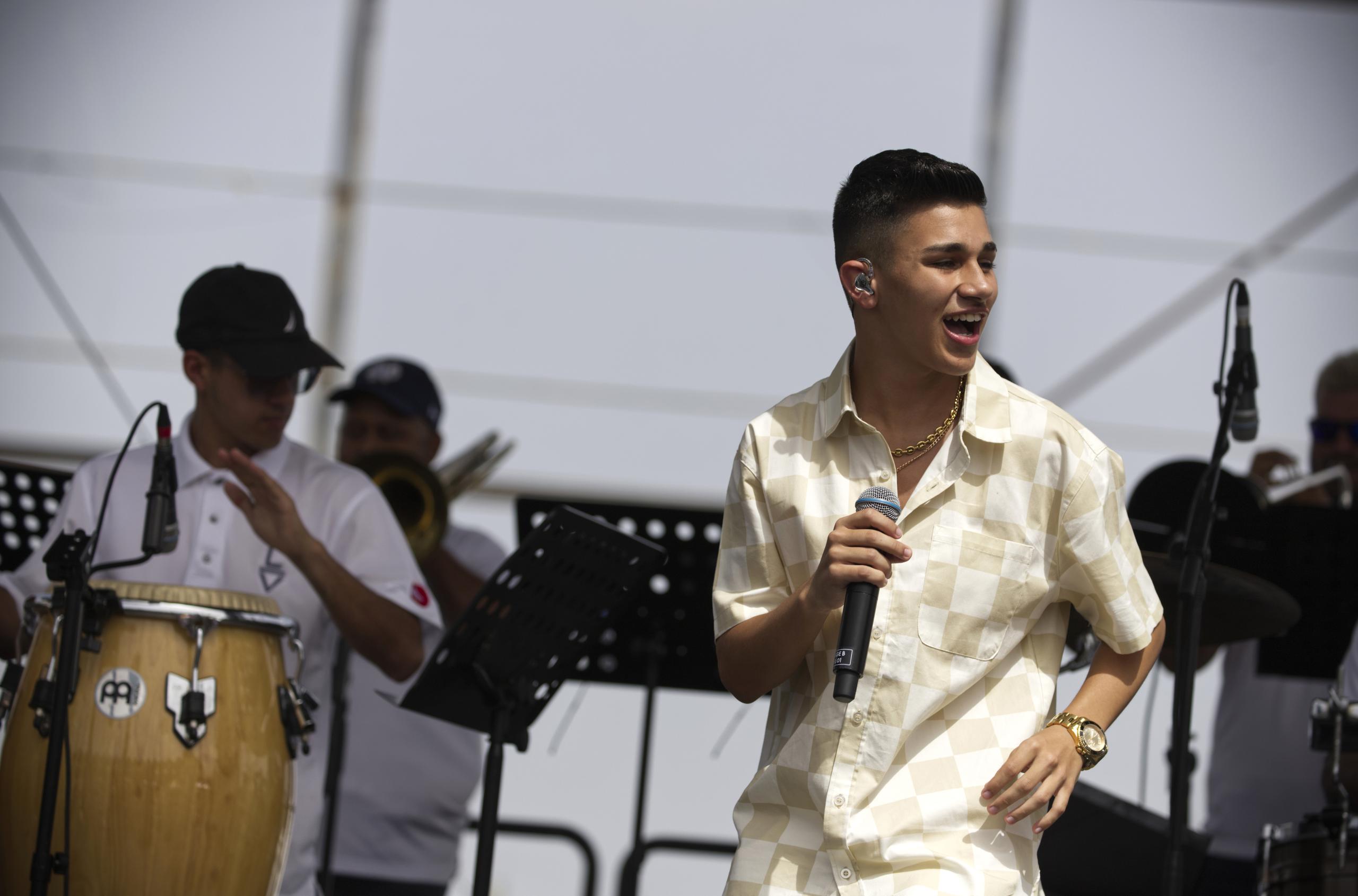 El cantante puertorriqueño Luis Vázquez canta durante el festival del Día Nacional de la Salsa celebrado hoy domingo en el estadio Hiram Bithorn en San Juan, Puerto Rico. EFE/Thais Llorca
