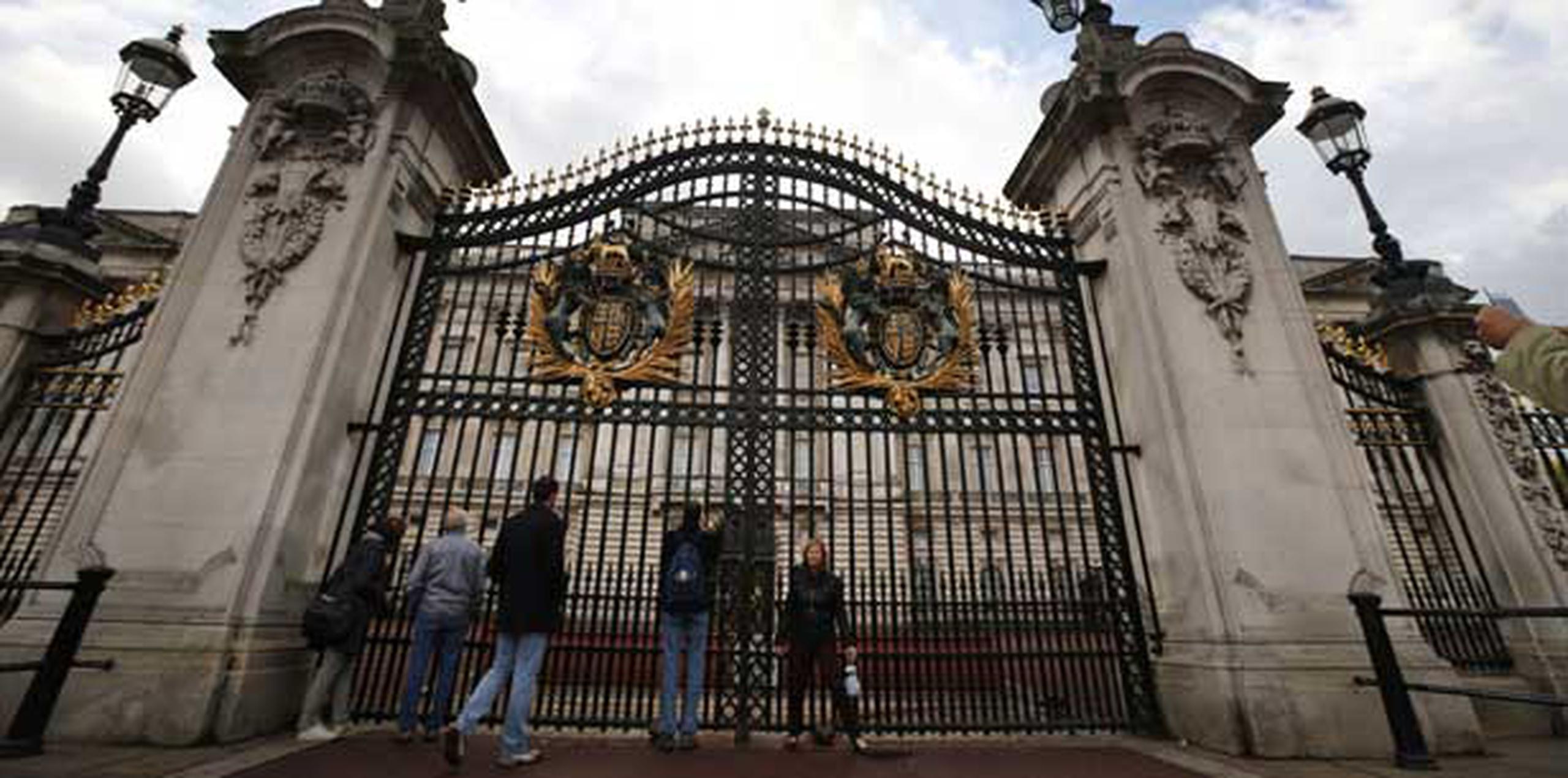 La reina Isabel II no se encontraba en el Palacio de Buckingham cuando el hombre fue arrestado.  (AP/Lefteris Pitarakis)