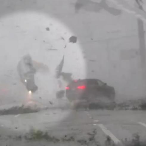 Autos vuelan durante tornado en Florida