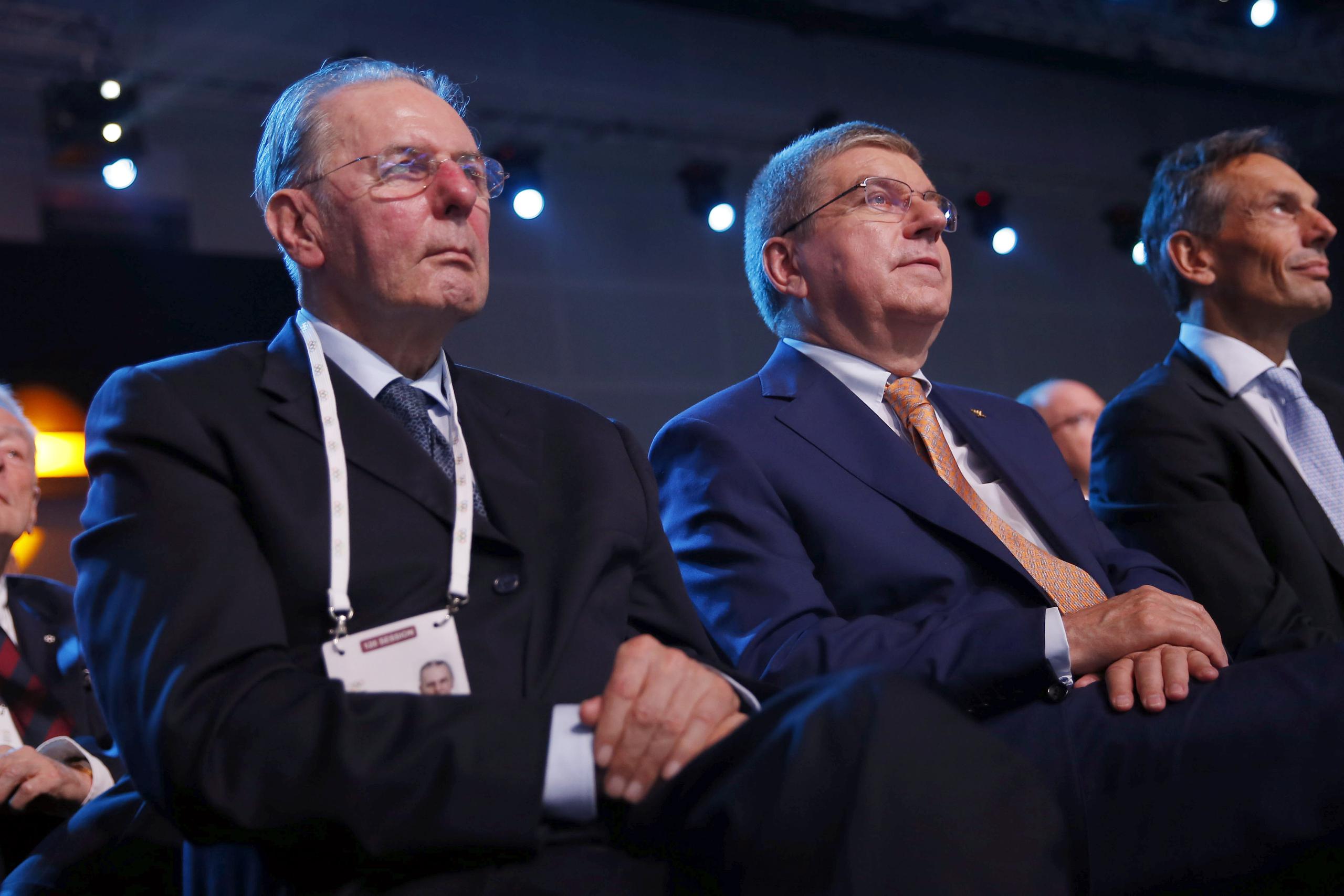 En esta foto del 2015, el presidente honorario del COI, Jacques Rogge, a la izquierda, aparece en compañía del actual presidente Thomas Bach.