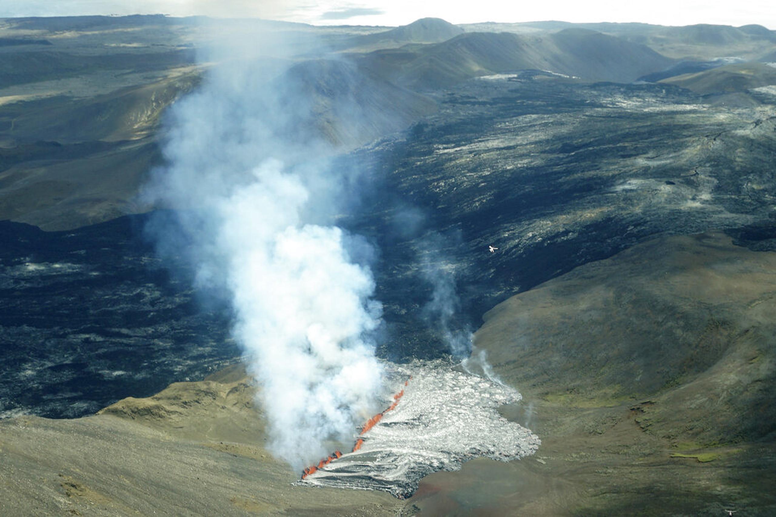 Esta foto del 3 de agosto del 2022 muestra una vista aérea del volcán Fagradalsfjall en Islandia. El volcán, que está 32 kilómetros (20 millas) al suroeste de Reikiavik, la capital, entró en erupción.