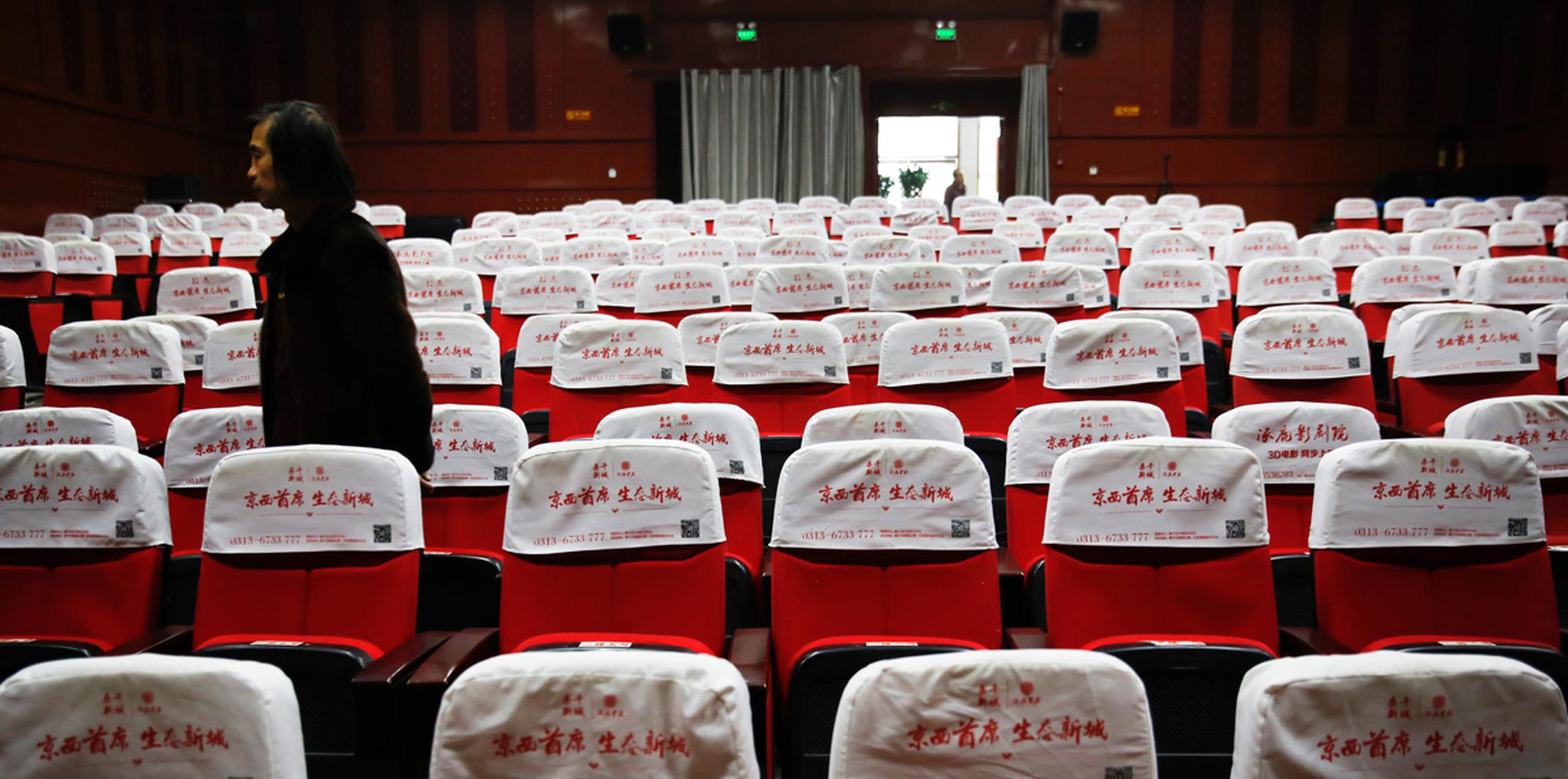 Los residentes de Zhuolu son los típicos chinos que no tienen costumbre de asistir a las salas de cine y prefieren mirar películas en internet gratuitamente. (AP)