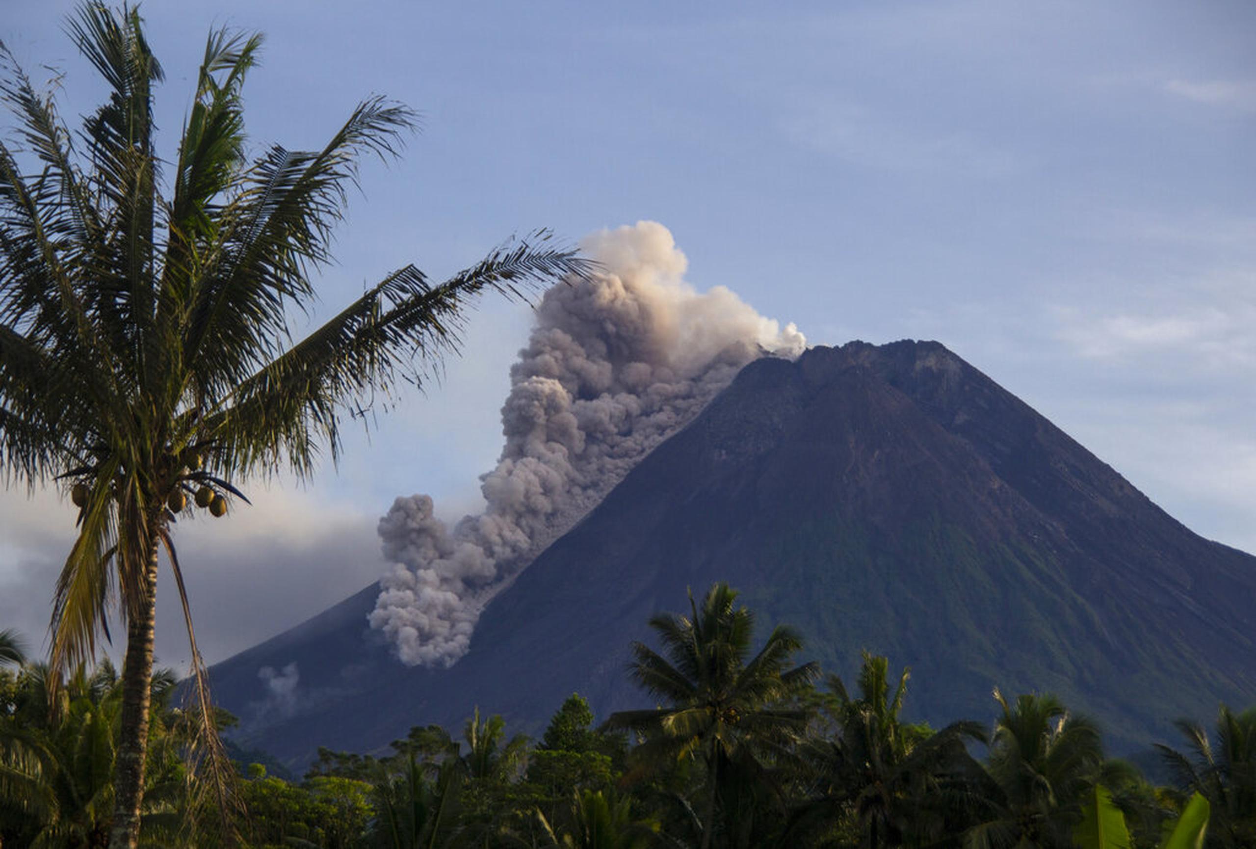 El volcán Monte Merapi arroja material volcánico por sus laderas durante una erupción en Sleman, Indonesia.