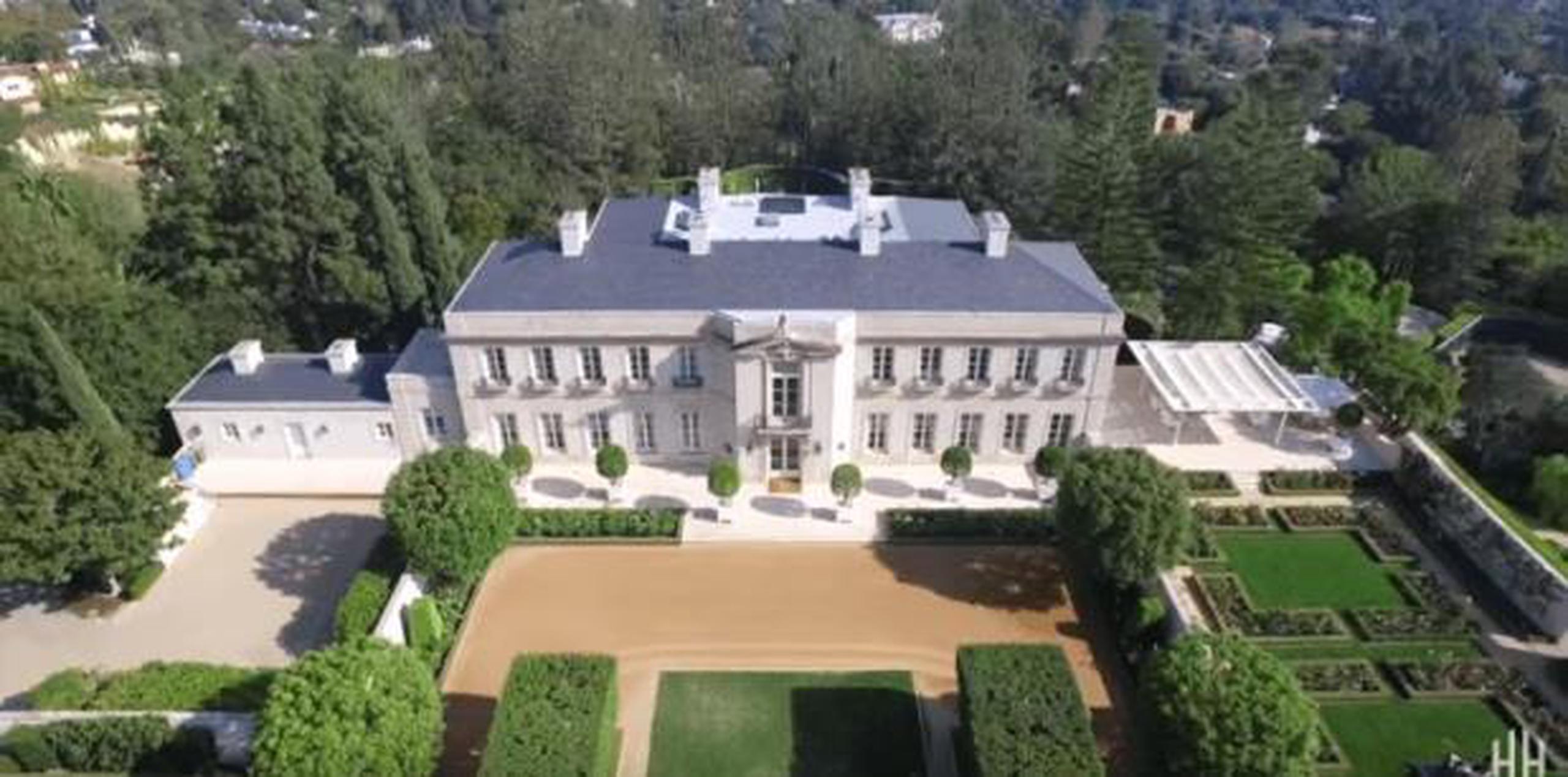 La propiedad contiene un castillo estilo neoclásico francés de 2,323 metros cuadrados sobre un terreno de 4 hectáreas en el barrio de Bel Air. (Captura)