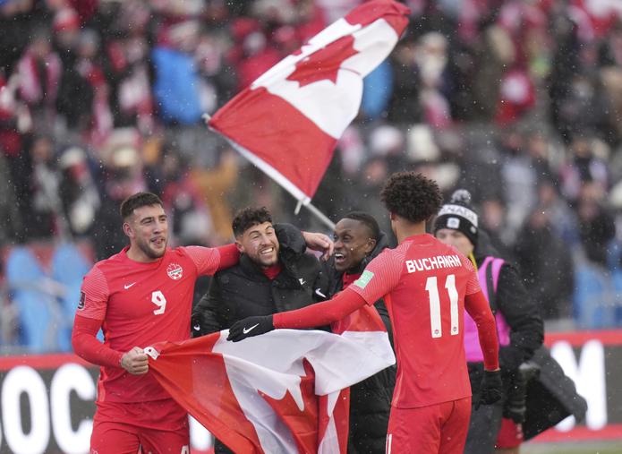 De izquierda a derecha, los canadienses Lucas Cavallini, Jonathan Osorio, Richie Laryea y Tajon Buchanan celebran la victoria 4-0 ante Jamaica en las eliminatorias del Mundial, el domingo 27 de marzo de 2022, en Toronto.