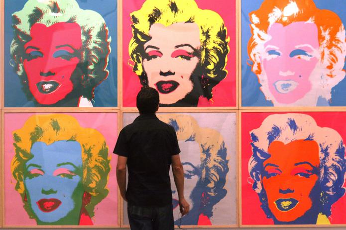 Una persona contempla una de las obras que el artista Andy Warhol dedicó a Marilyn Monroe en una exposición en 2005 en Cádiz (España). EFE/Jorge Zapata
