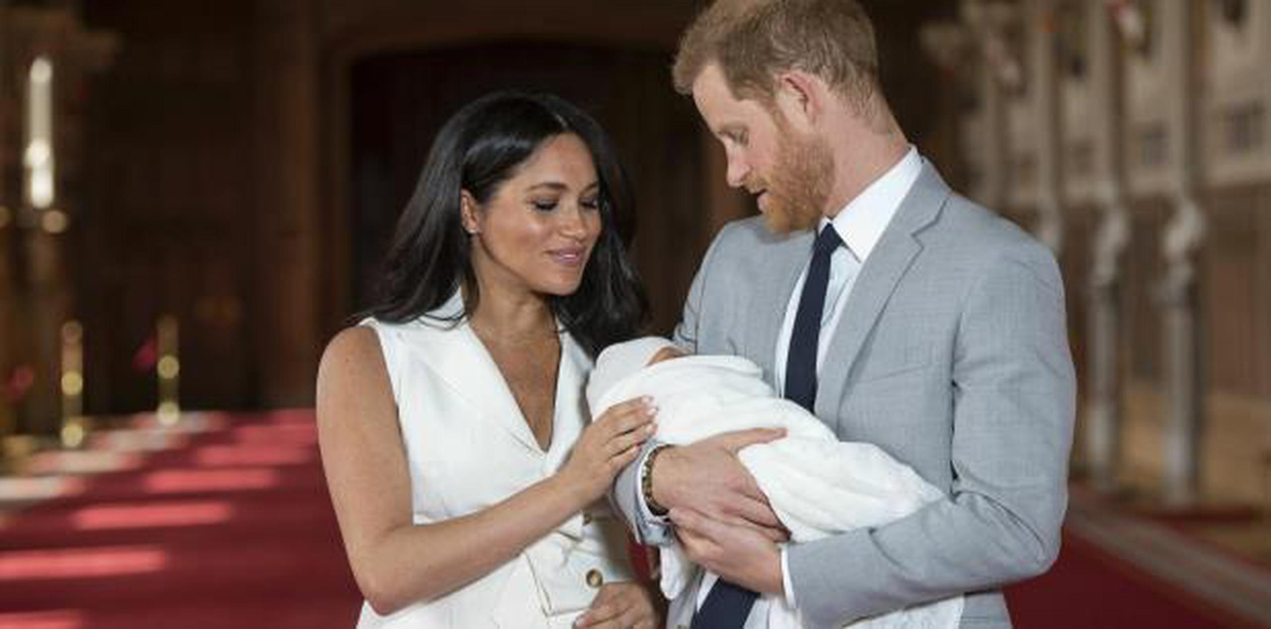 Markle, de tez negra, y el príncipe presentaron ayer a su hijo nacido el martes, y revelaron que se llamaría Archie Harrison Mountbatten-Windsor. (archivo)

