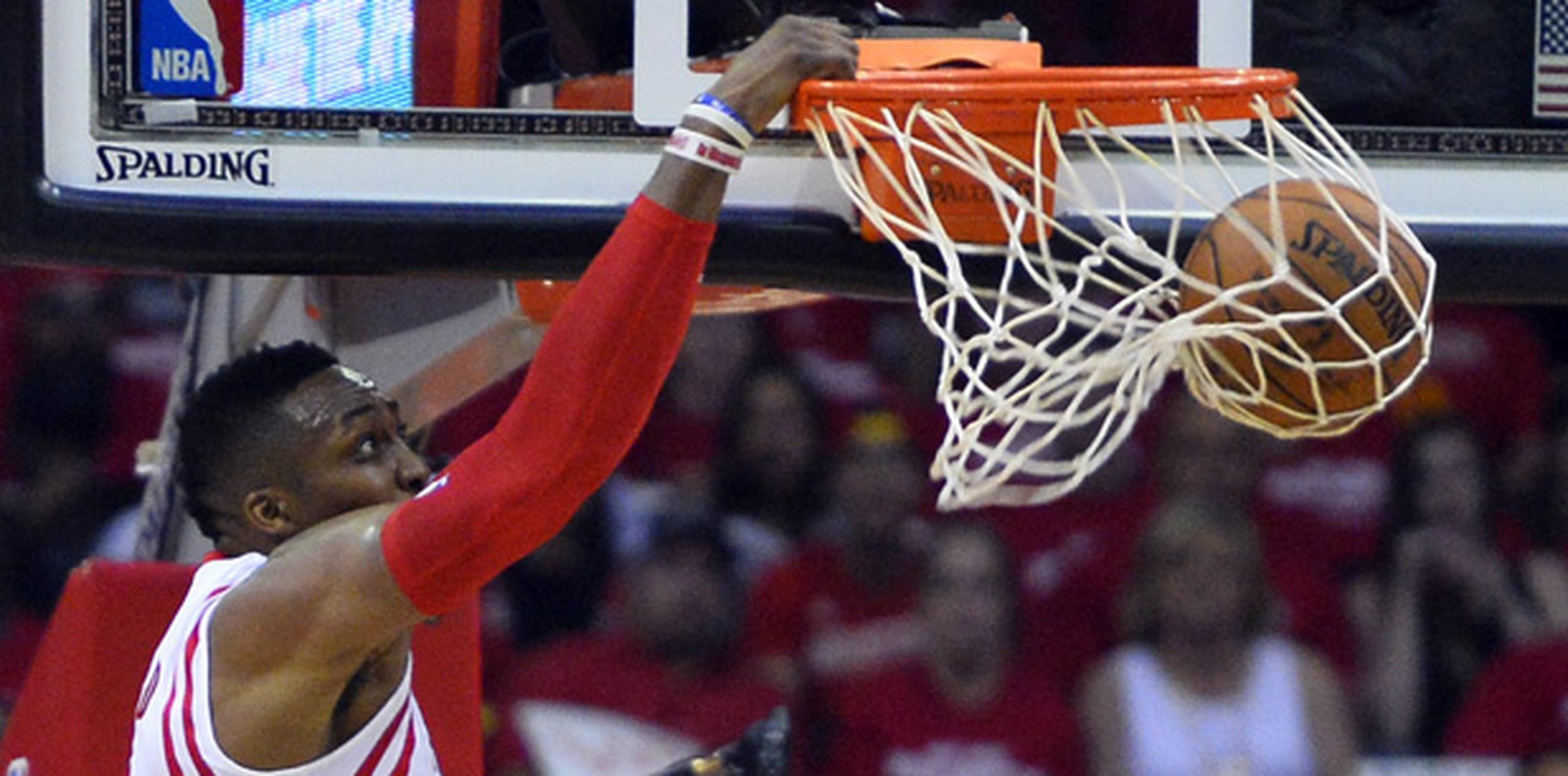 Dwight Howard sumó 24 unidades y 16 rebotes a la causa de los Rockets. (EFE)