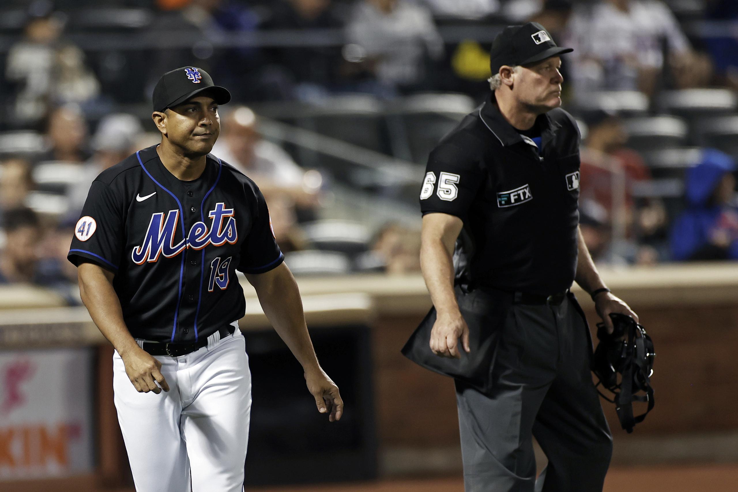El mánager de los Mets de Nueva York, Luis Rojas (19), regresa a la cueva tras conversar con el umpire Ted Barrett durante un juego contra los Yankees de Nueva York.