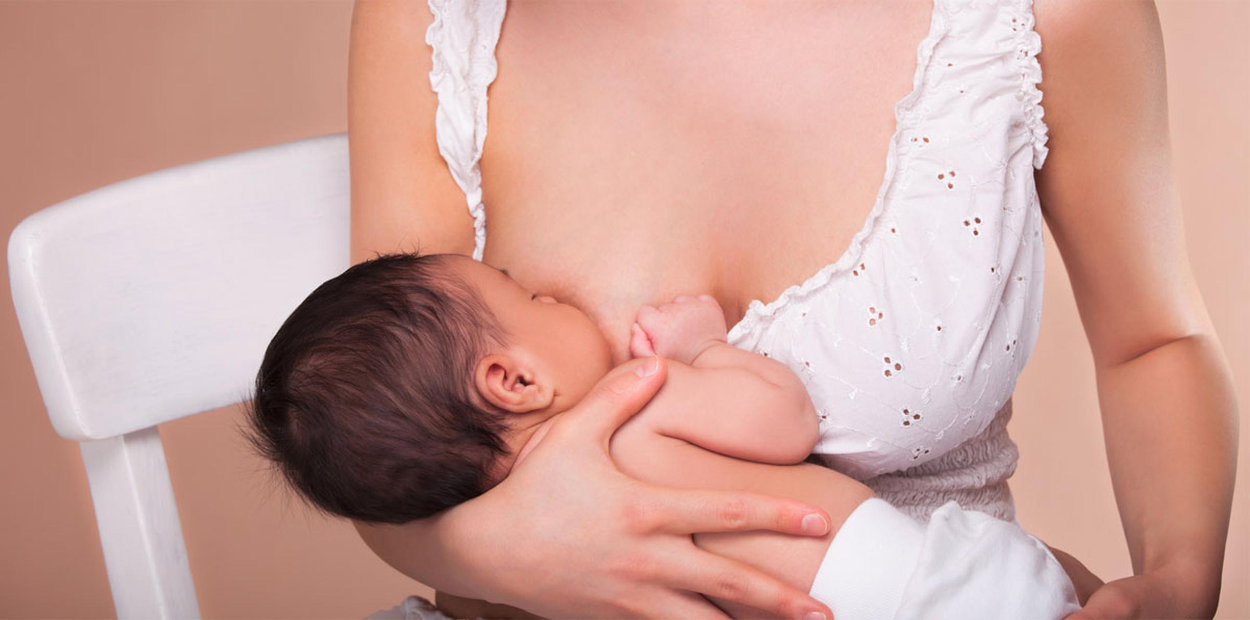 Retrasar la lactancia materna de 2 a 23 horas después del nacimiento aumenta el riesgo de morir en los primeros 28 días de vida en un 40 % y retrasarla 24 horas o más incrementa el riesgo de fallecer en un 80 %.